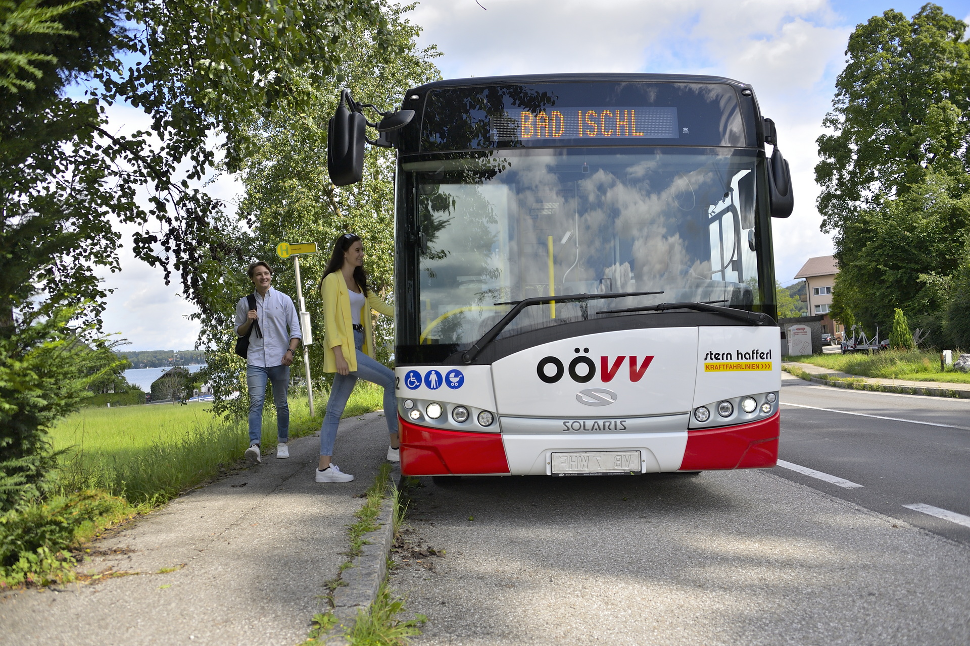 Dame steigt ein in Stern Hafferl Busflotte