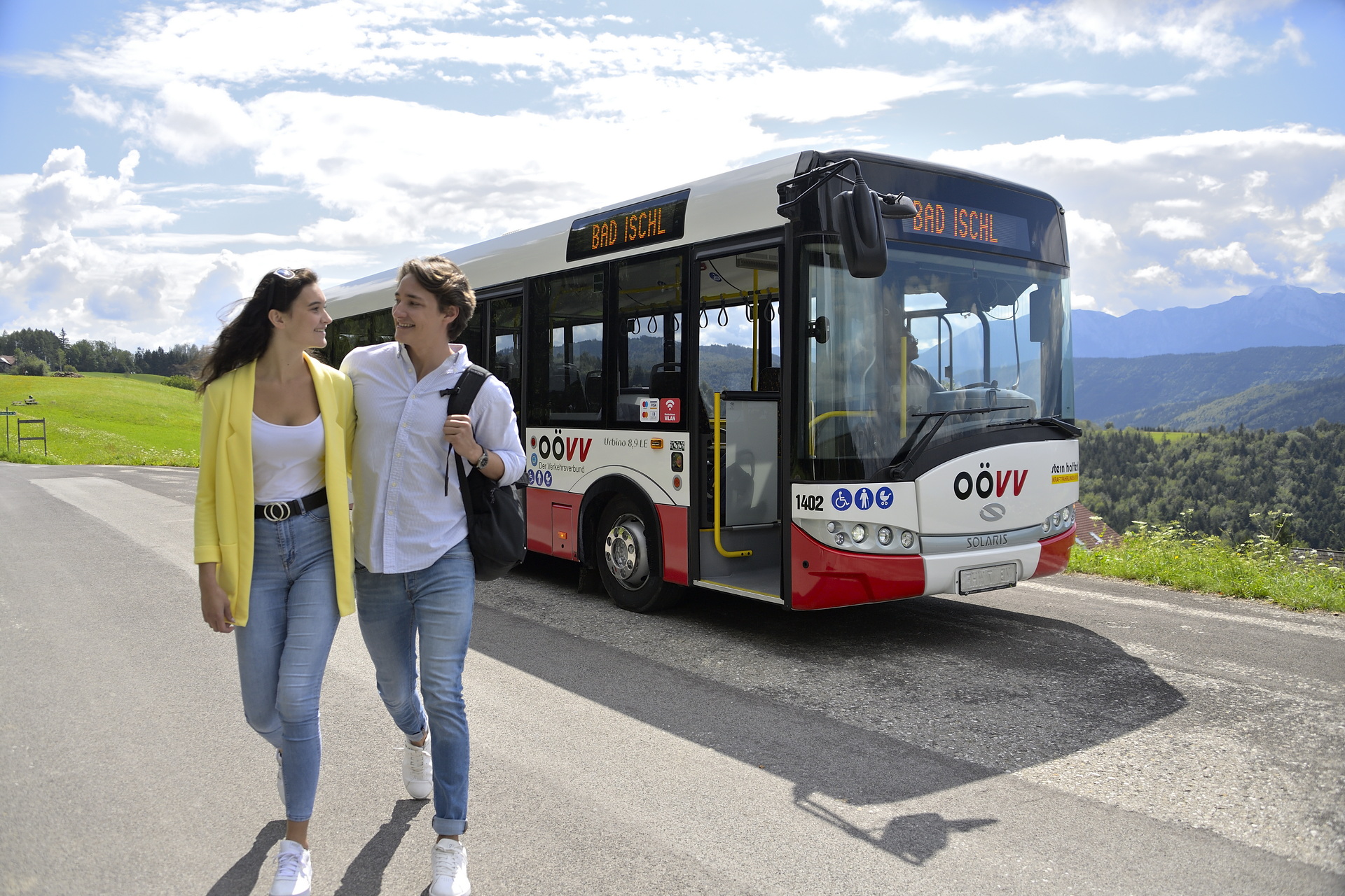 Pärrchen vor Stern Hafferl Busflotte