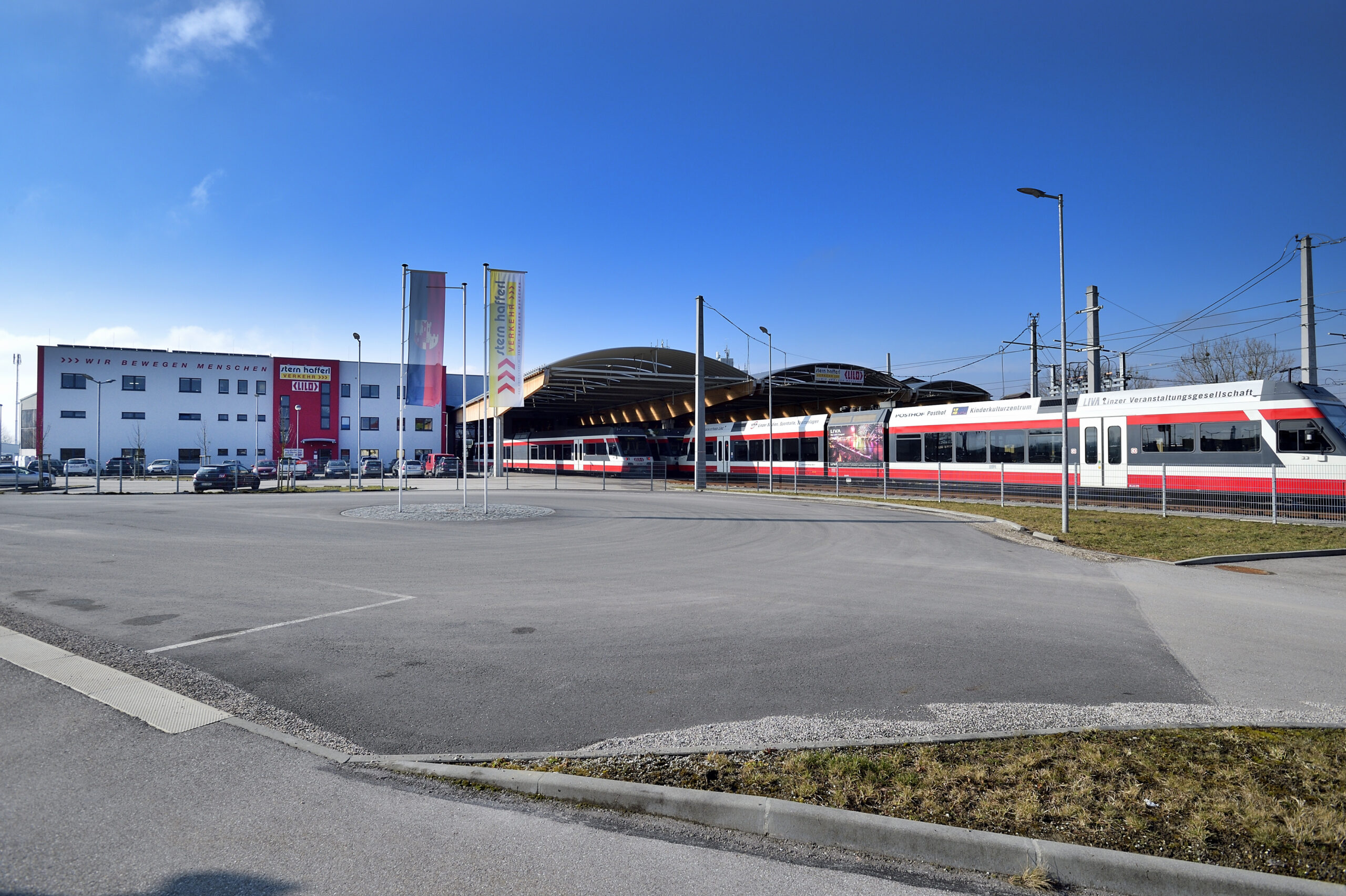 Gebäude der Werkstätte Eferding mit LILO Zug