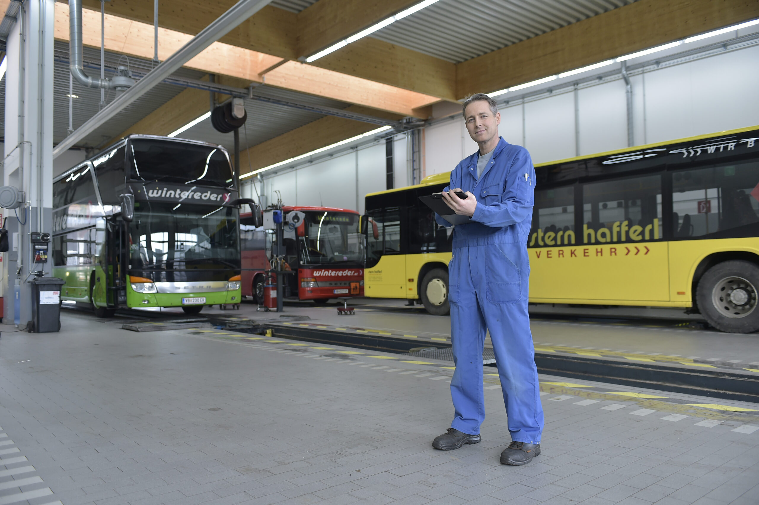 Mitarbeiter in Buswerkstätte in Schörfling