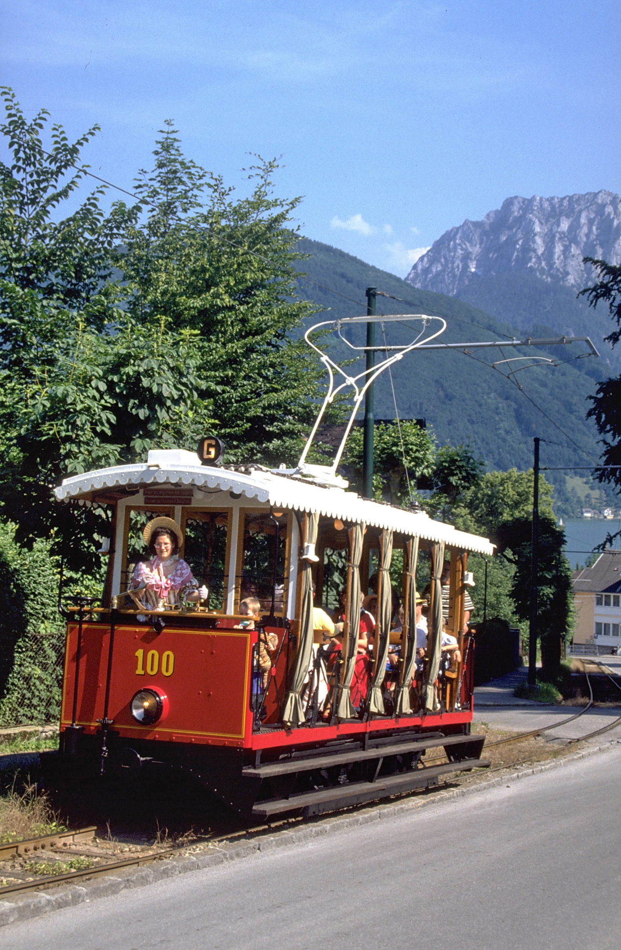 Nostalgiefahrzeug GM100 auf der Kaltenbrunnerstraße