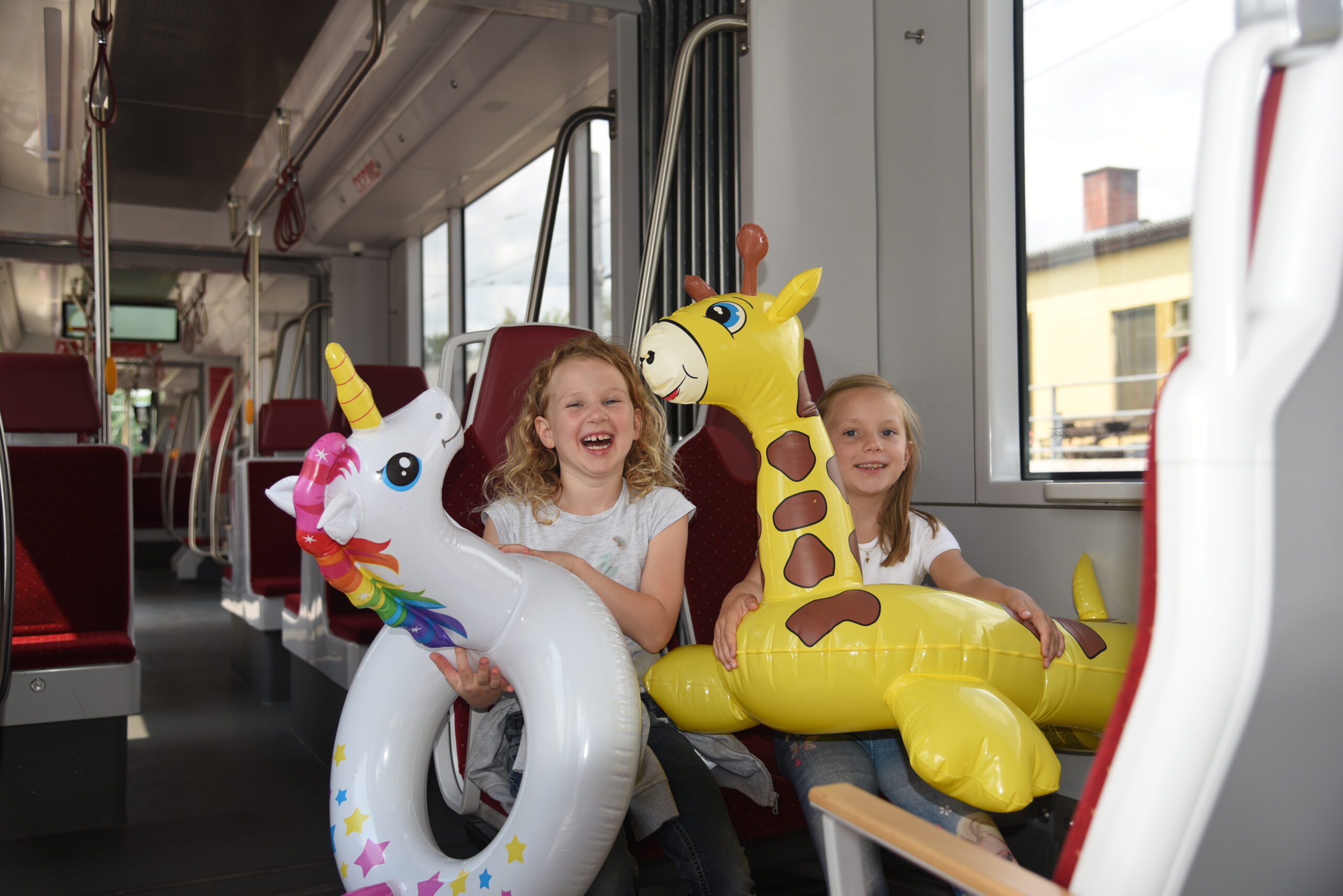 Kinder fahren mit der Atterseebahn baden