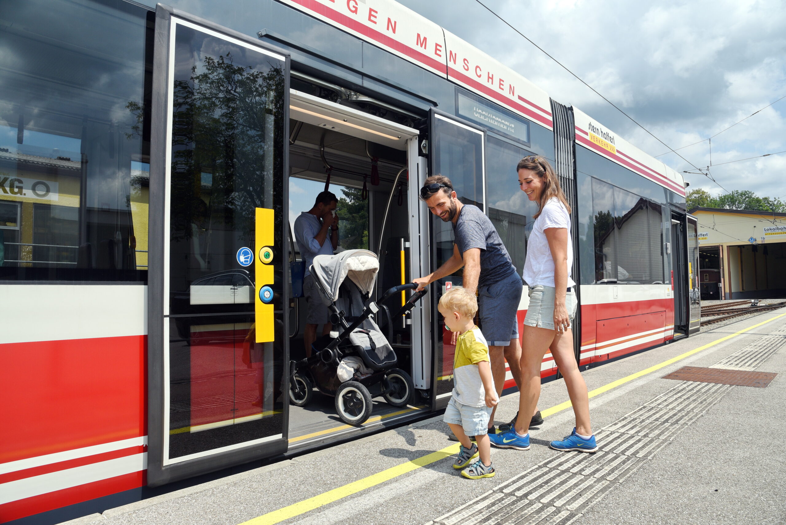 Familie steigt in die Atterseebahn ein