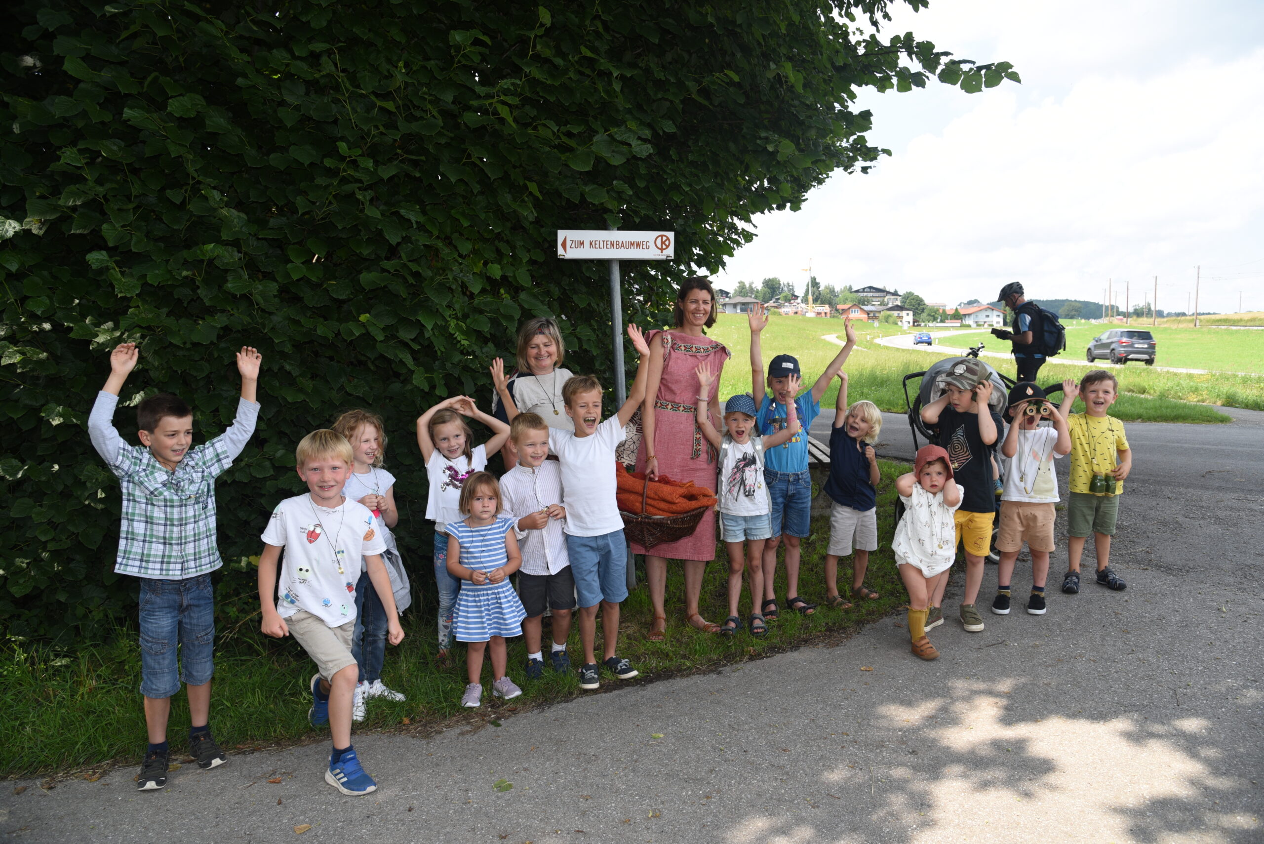 Kinder vorm Keltenbaumweg