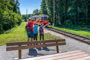 Gäste warten auf die Ankunft der Vorchdorferbahn