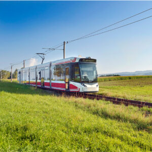 Atterseebahn fährt in der Landschaft durch grüne Wiesen