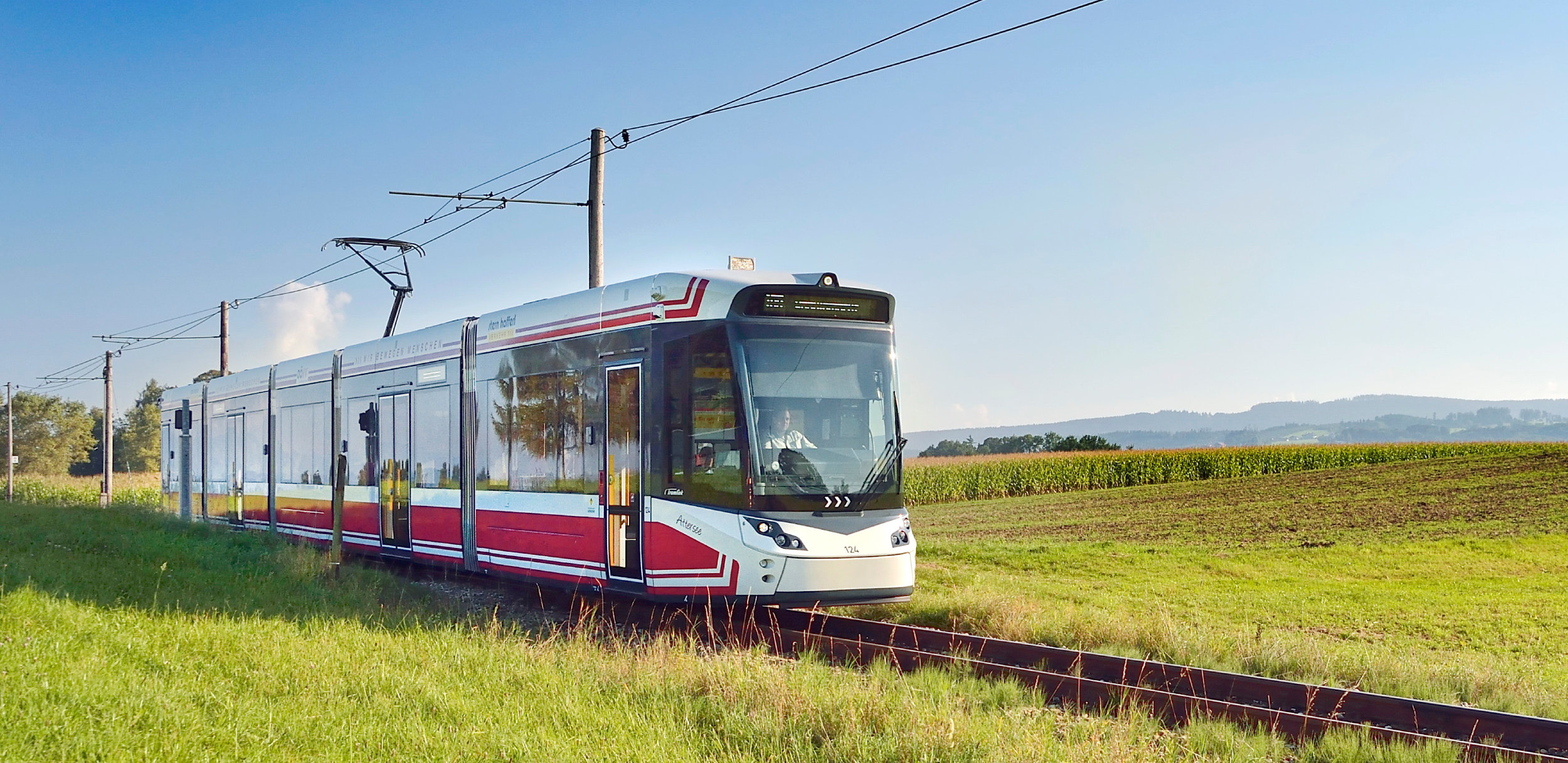 Atterseebahn fährt im Grünen