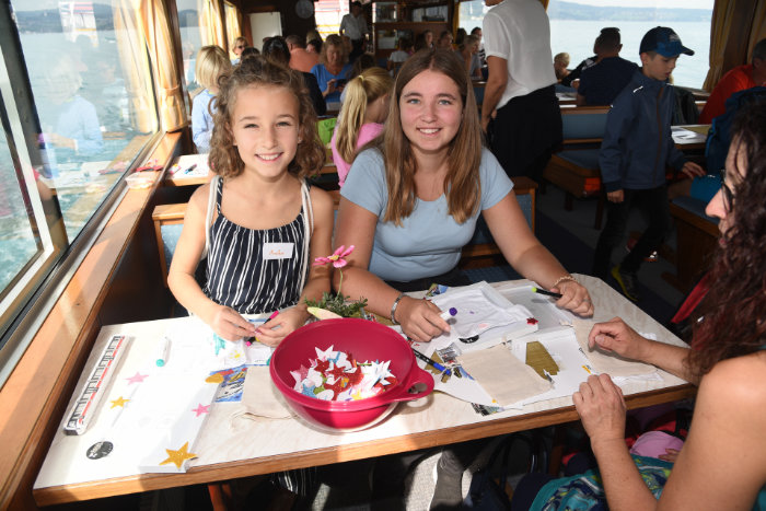 zwei Mädchen am Tisch beim Basteln im Zug des Kinderspaßes, auf dem Attersee