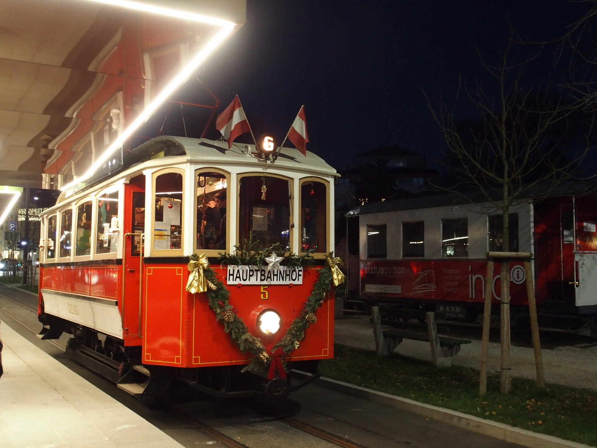 Nostalgiefahrzeug GM5 in Gmunden auf der Strecke der Traunseetram