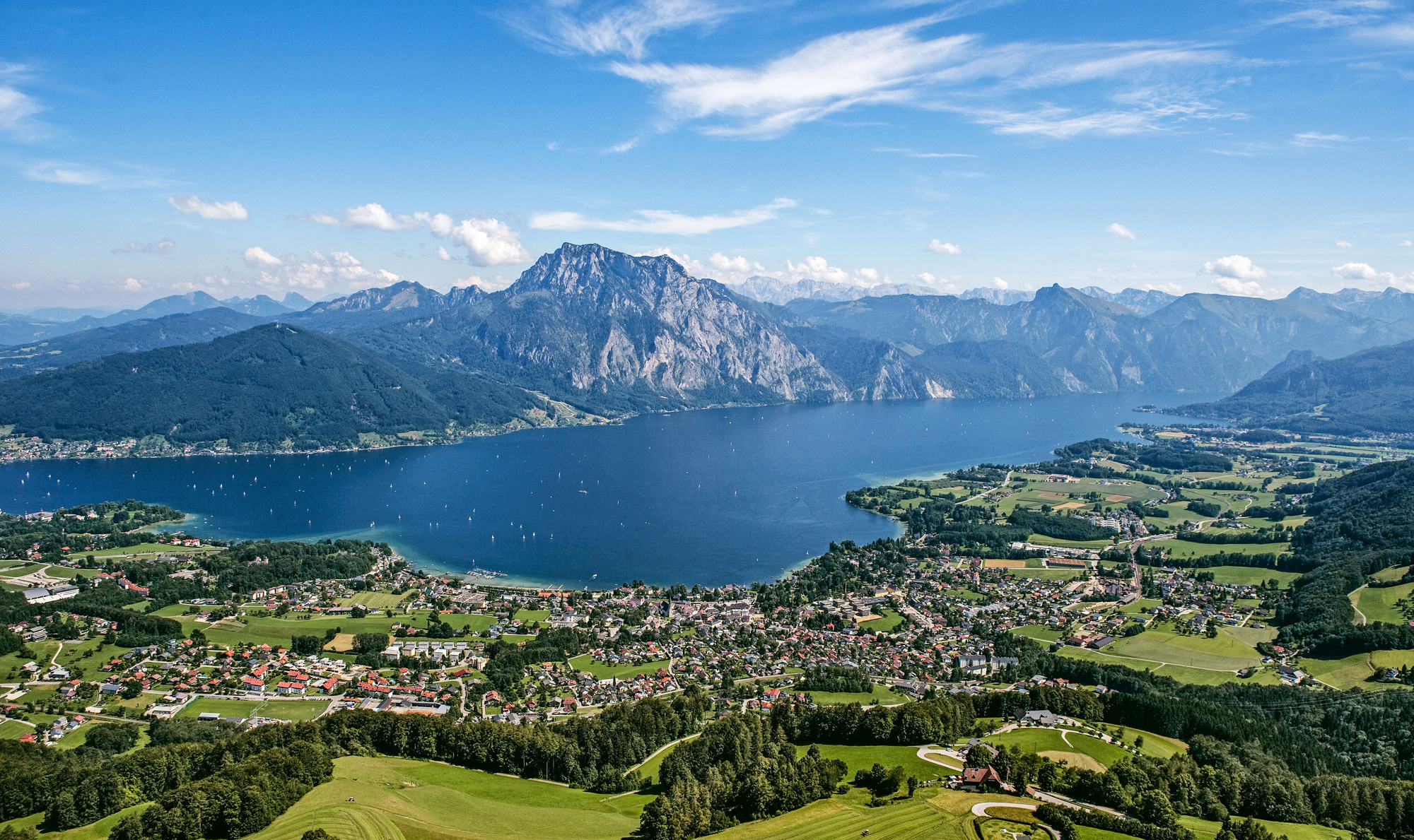 Drohnenfoto vom Traunsee, Traunstein und der umliegenden Berglandschaft