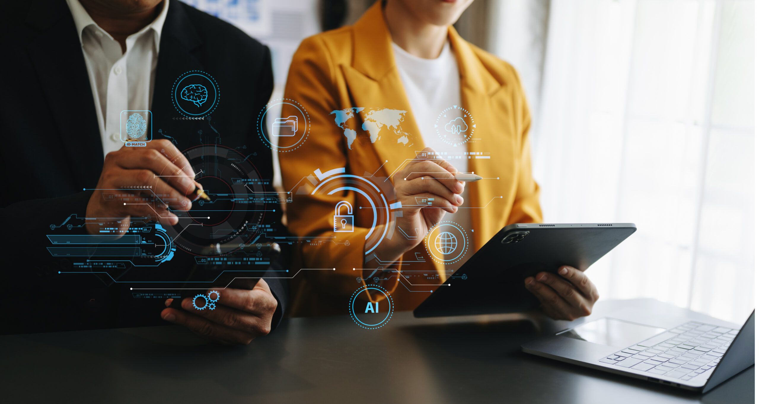 Mann und Frau arbeiten mit ihrem Tablet an Cyber Security