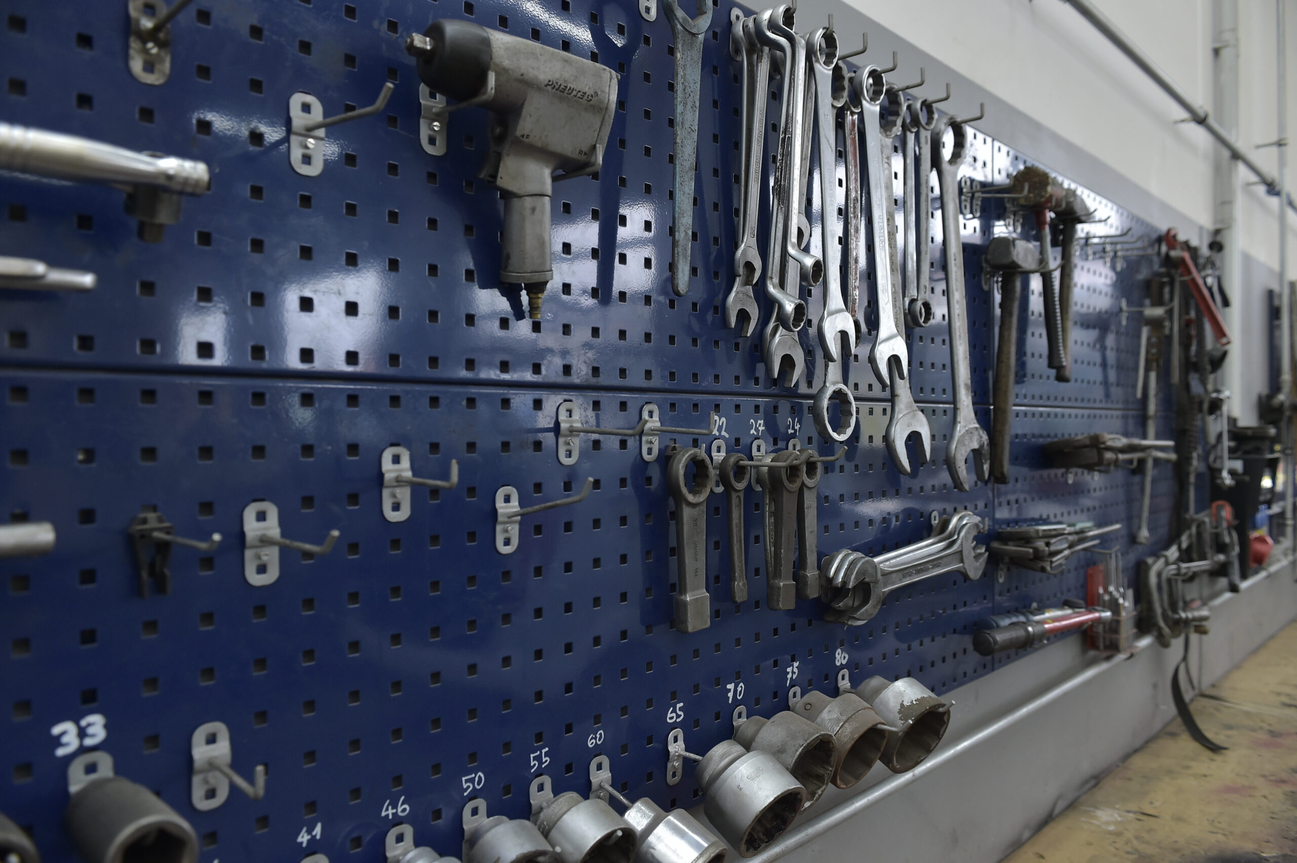 Schraubschlüssel hängen an einer Wand in der Werkstätte
