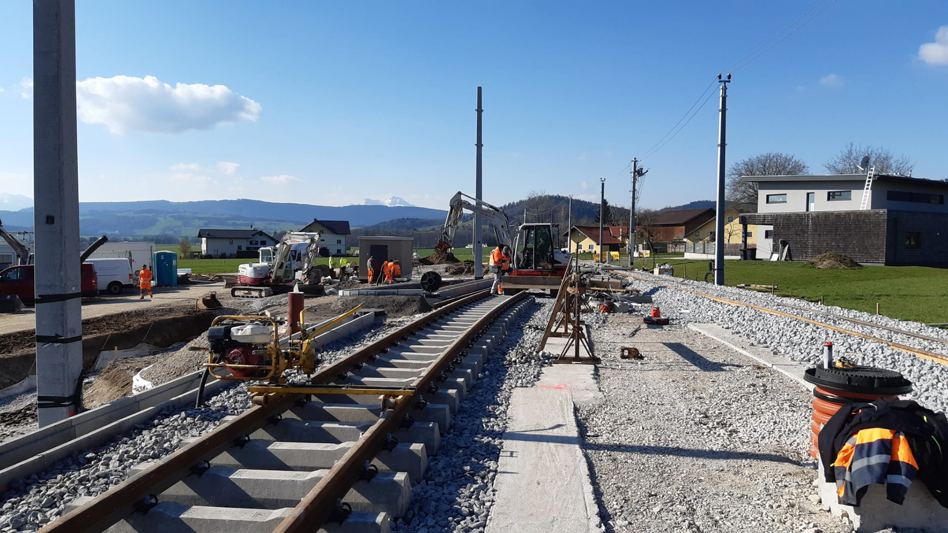 Baustelle auf und neben den Gleisen der Atterseebahn