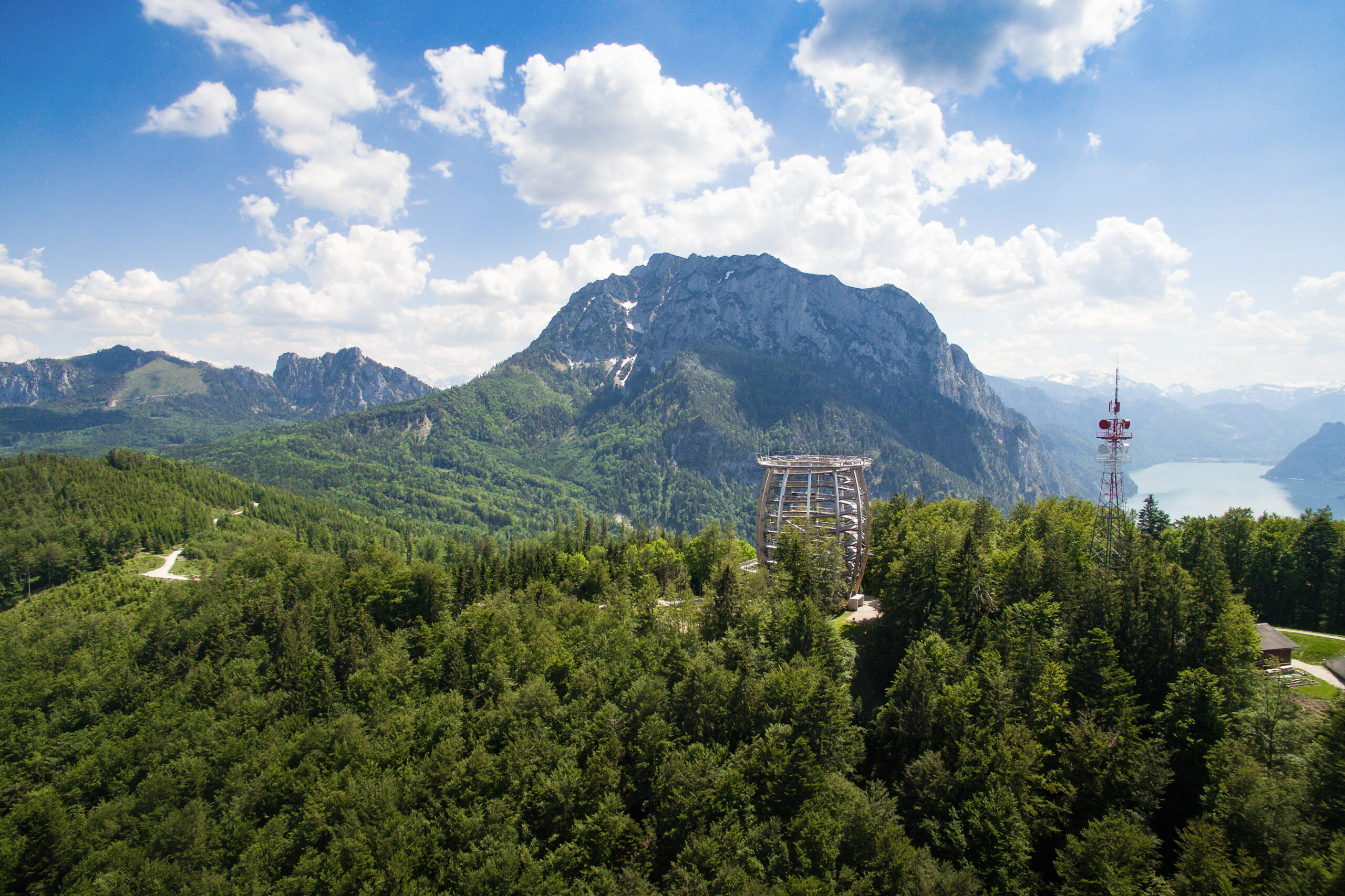 Grünberg mit Baumwipfelpfad, Traunstein und Traunsee sowie Gebirgskulisse im Hintergrund