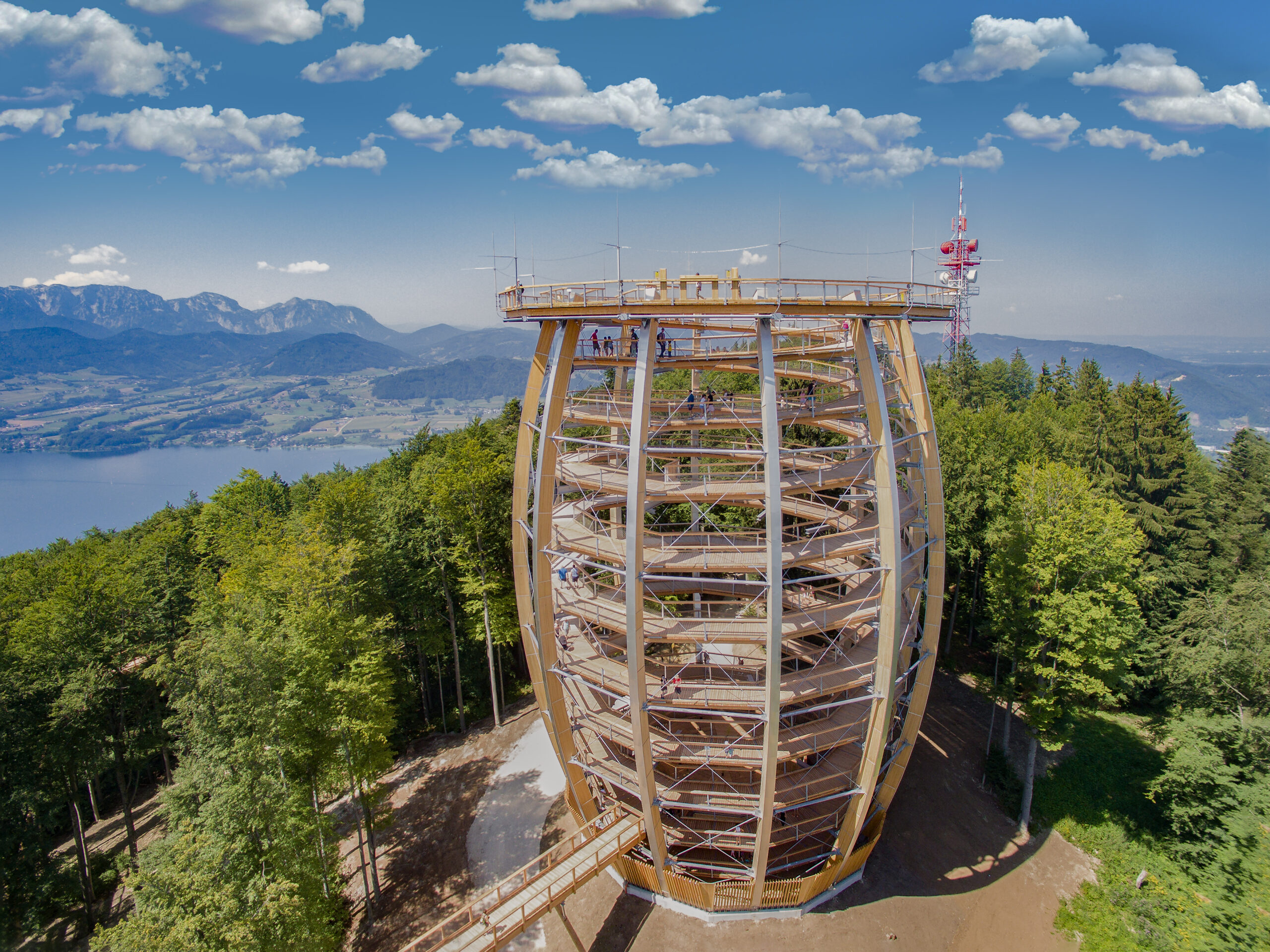 Baumwipfelpfad Salzkammergut mit Wald, Traunsee und Höllengebirge im Hintergrund