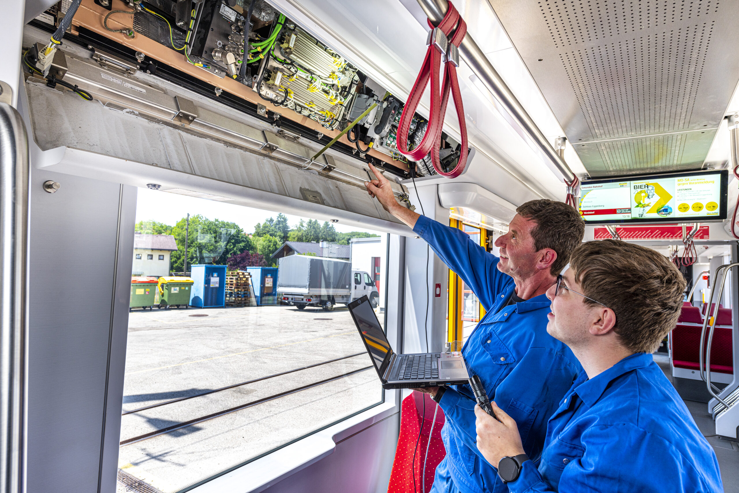 Mitarbeiter arbeiten an der Elektronik in der Bahn