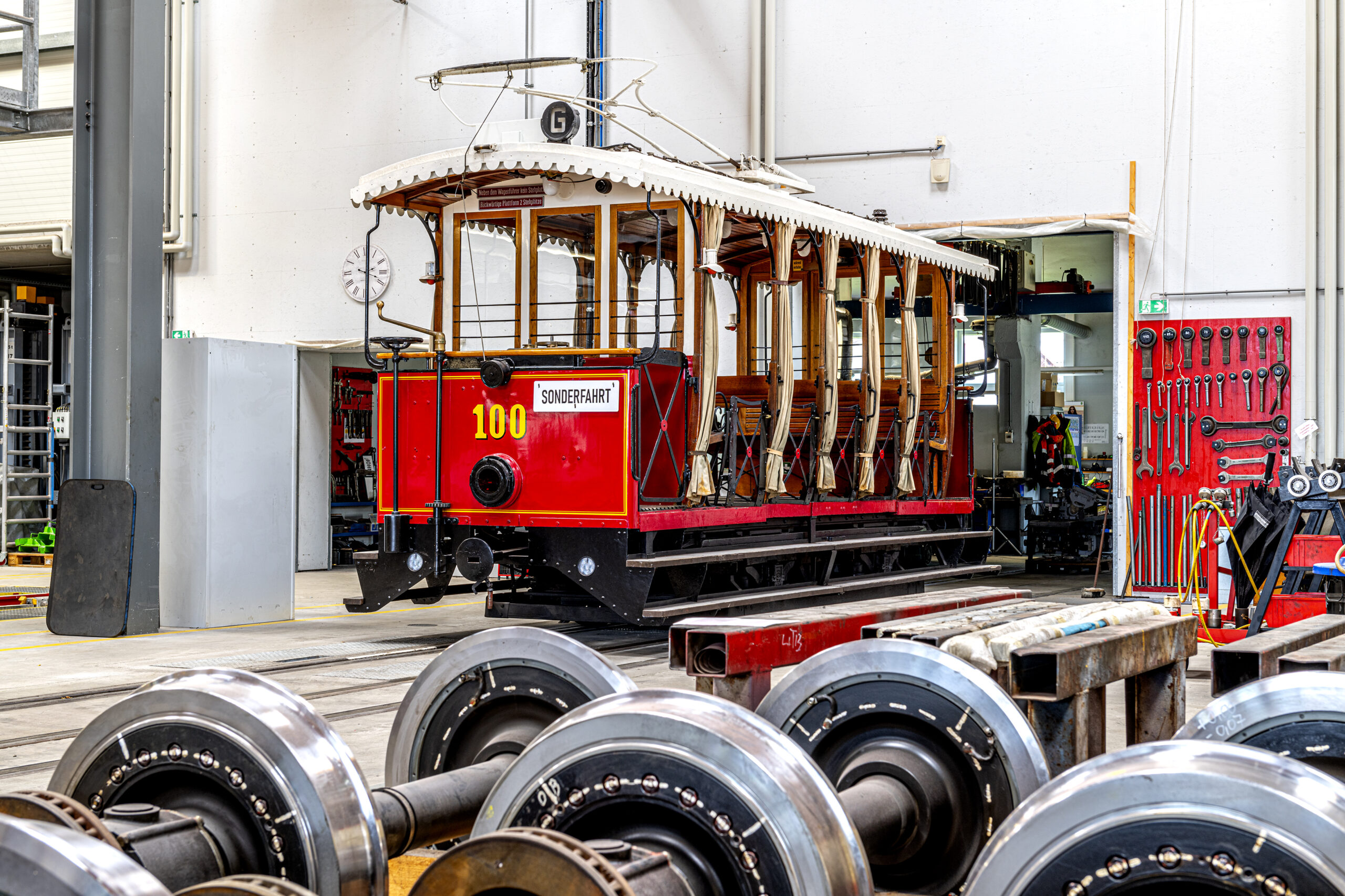 Nostalgiezug steht in der Werkstätte