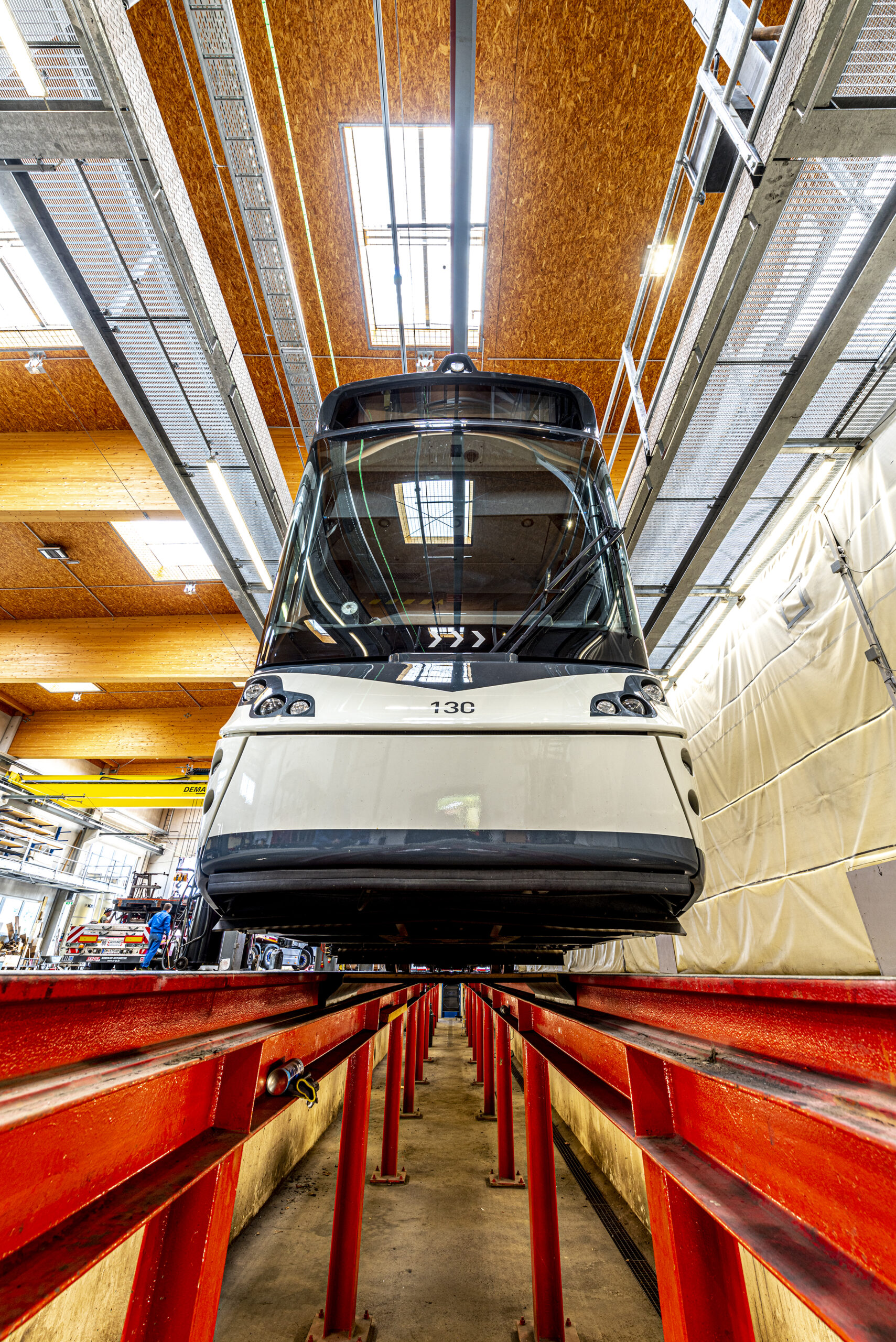 Eine Traunseetram von unten in der Montagegrube