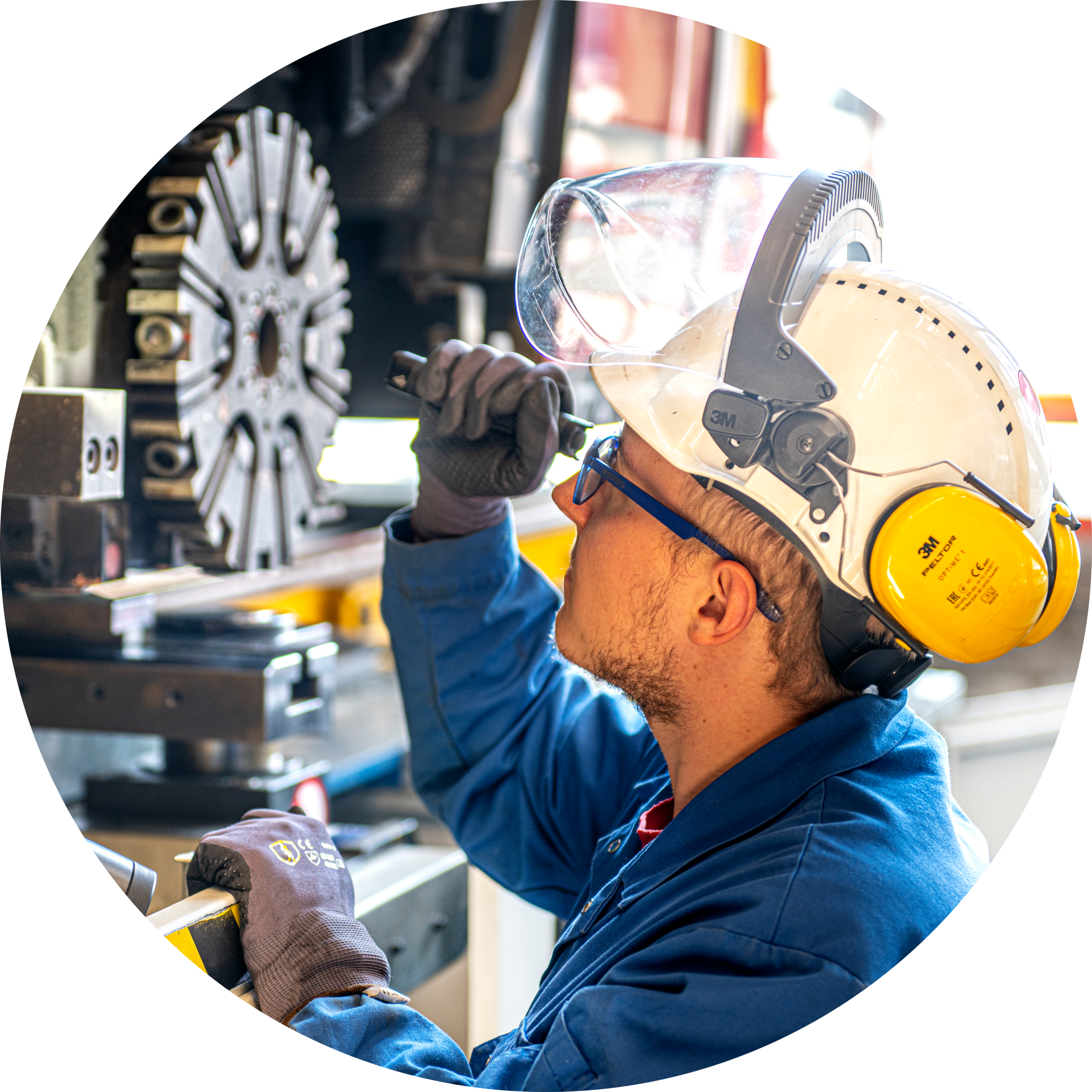 Ein Mitarbeiter der Werkstatt schaut mit Taschenlampe in eine Bahn - Sujet Rund