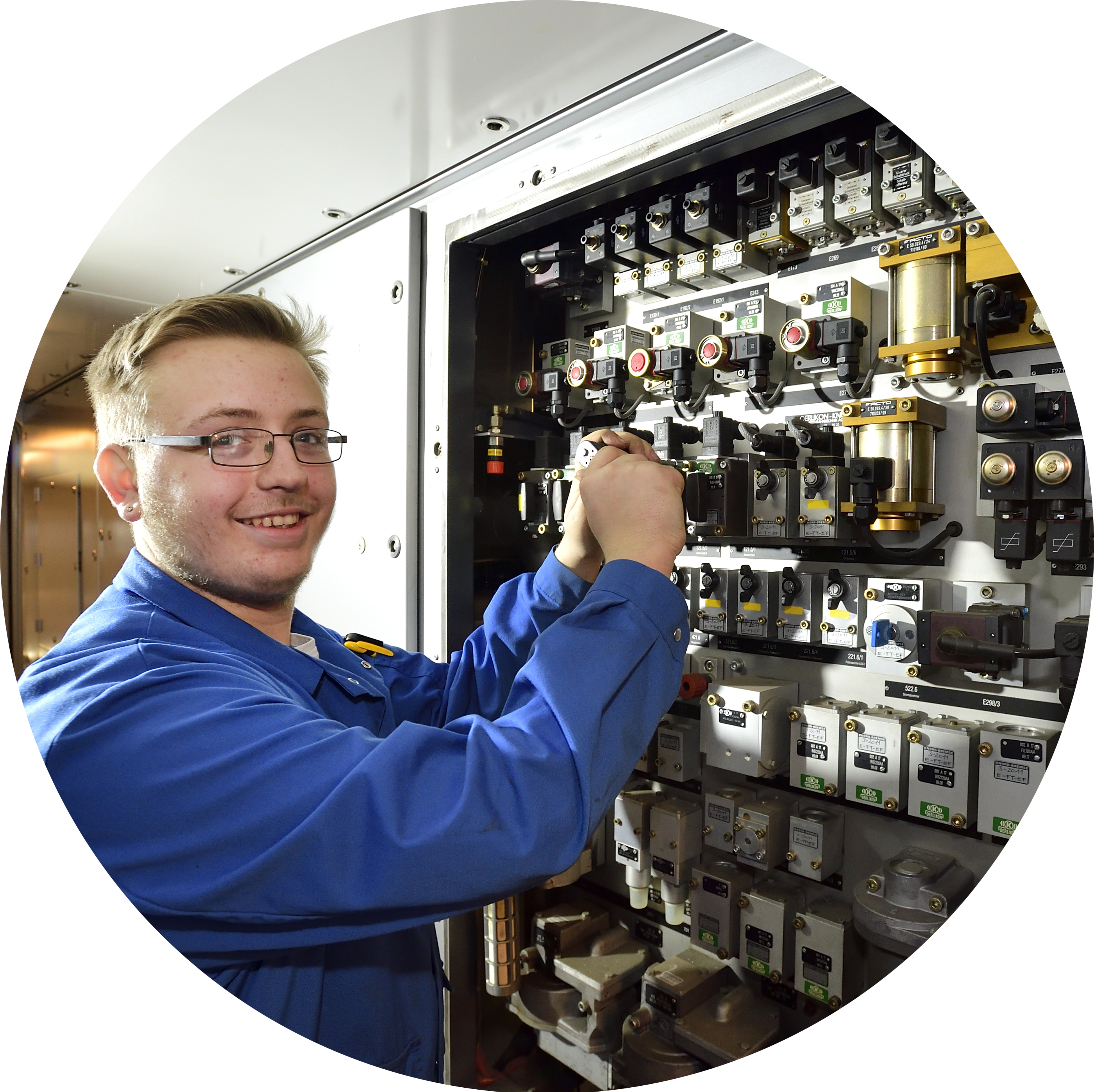 Werkstattmitarbeiter in rundem Sujet arbeitet an Sicherungskasten