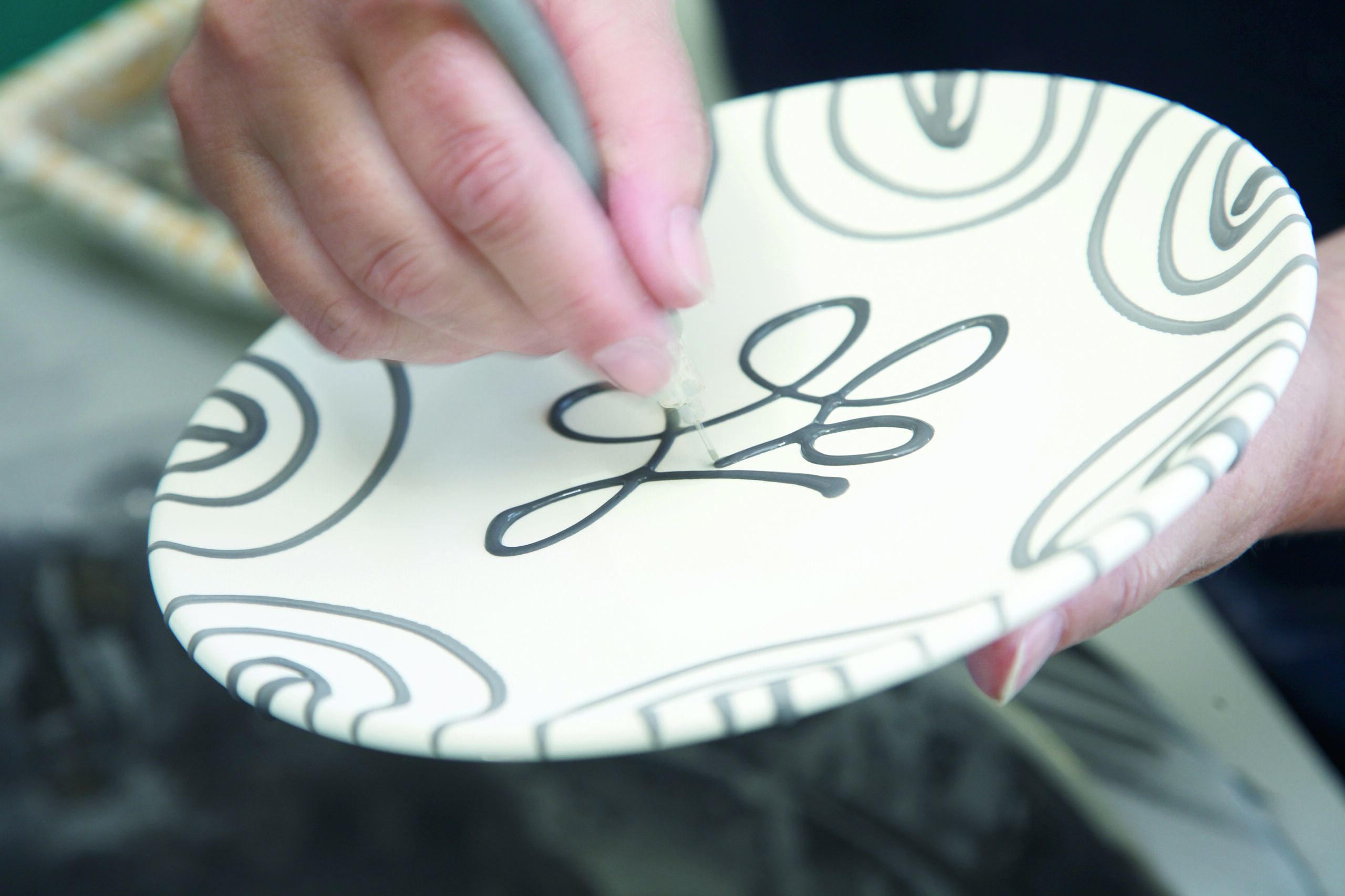 Gmundner Keramik beim Bemalen