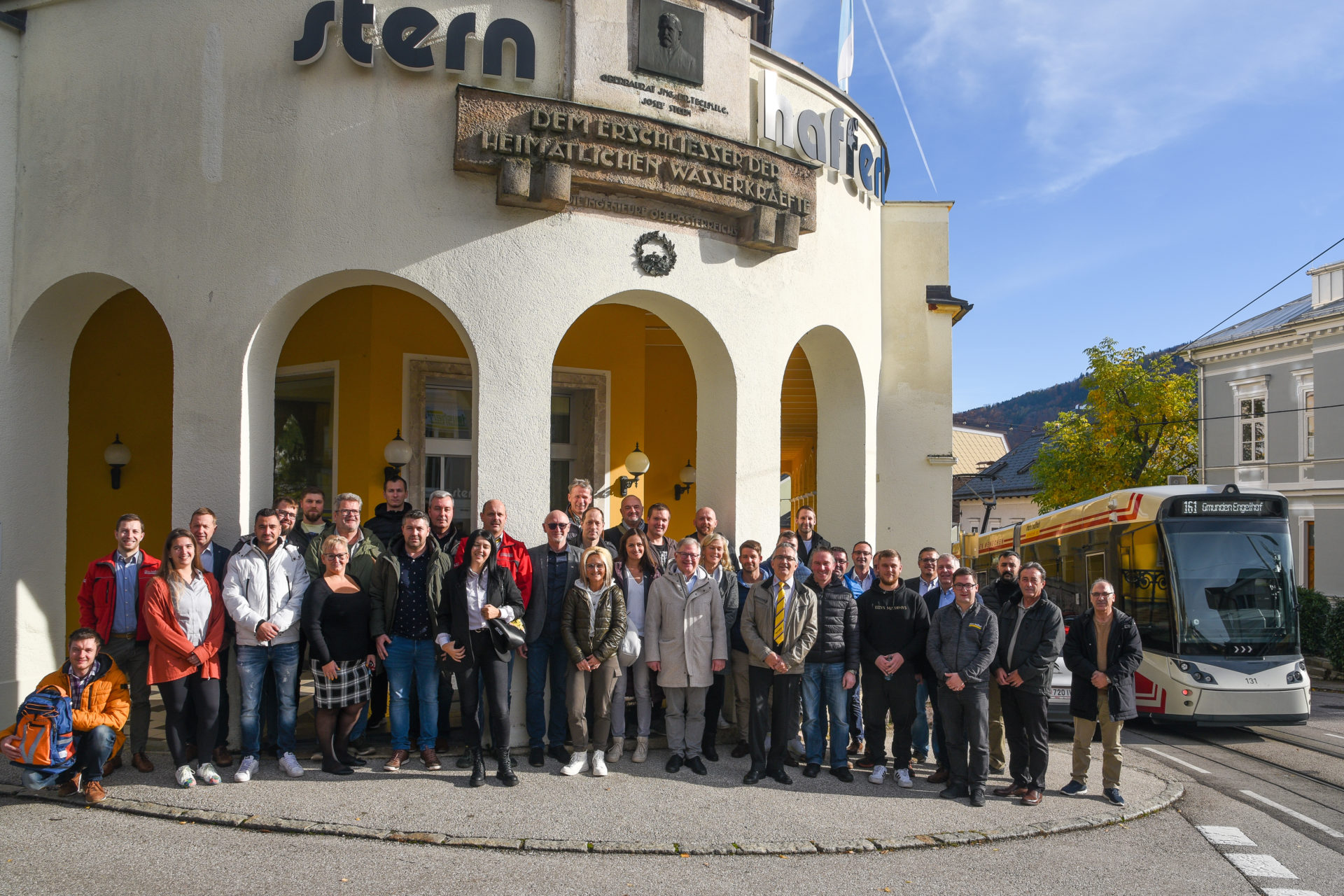 Foto aller neuen Mitarbeiter*innen von Stern & Hafferl Verkehr vor dem Arkadenahaus