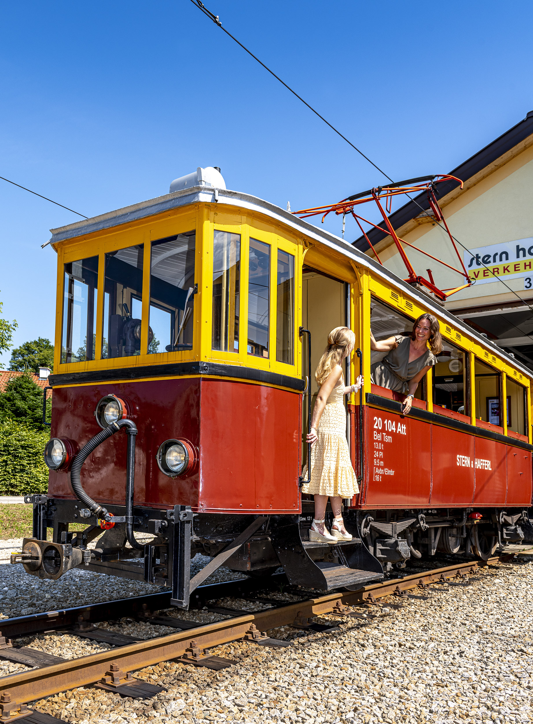 Nostalgiewagen Atterseebahn, 2 Frauen lachen sich an