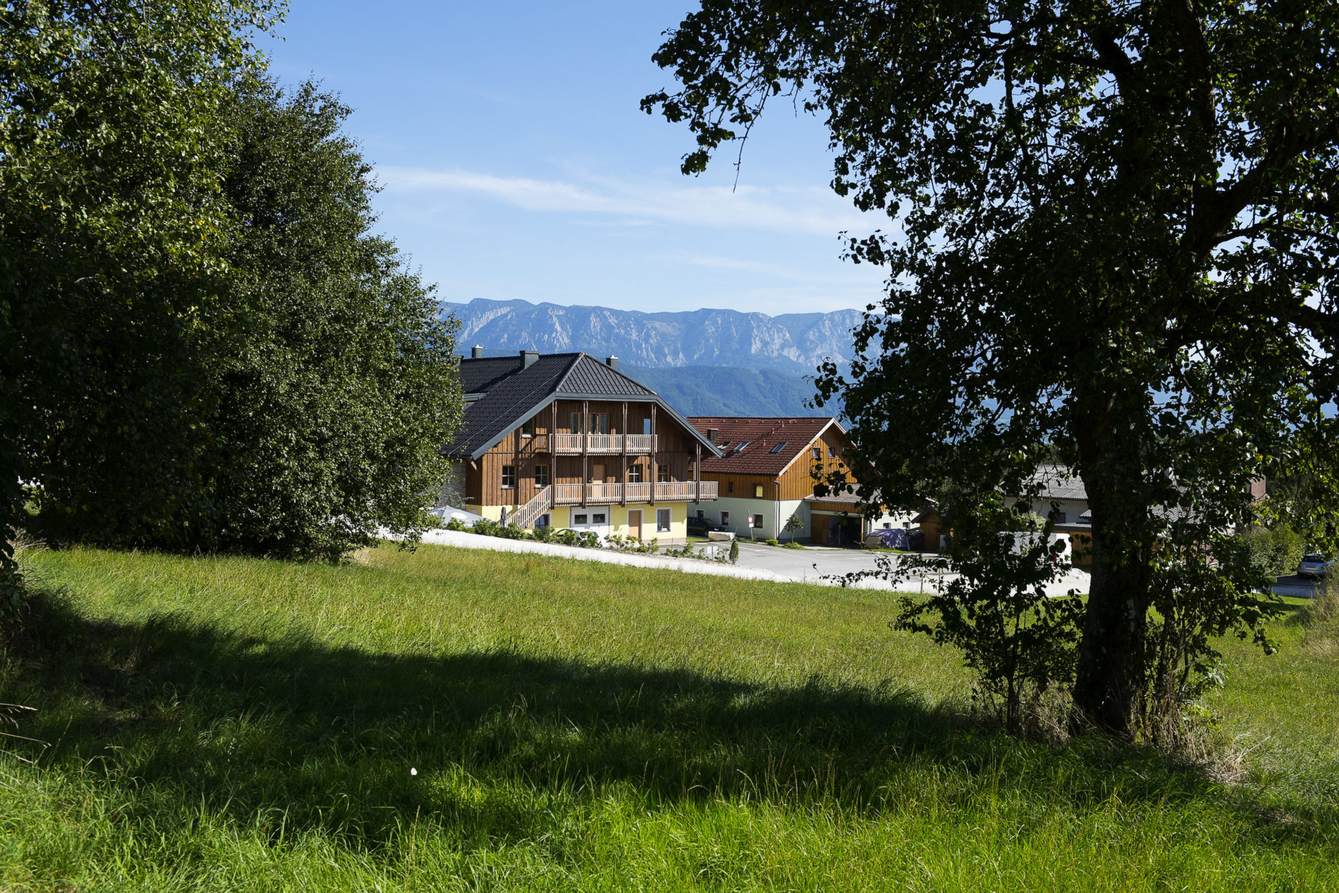 der Bienenhof Attersee mit dem Höllengebirge im Hintergrund