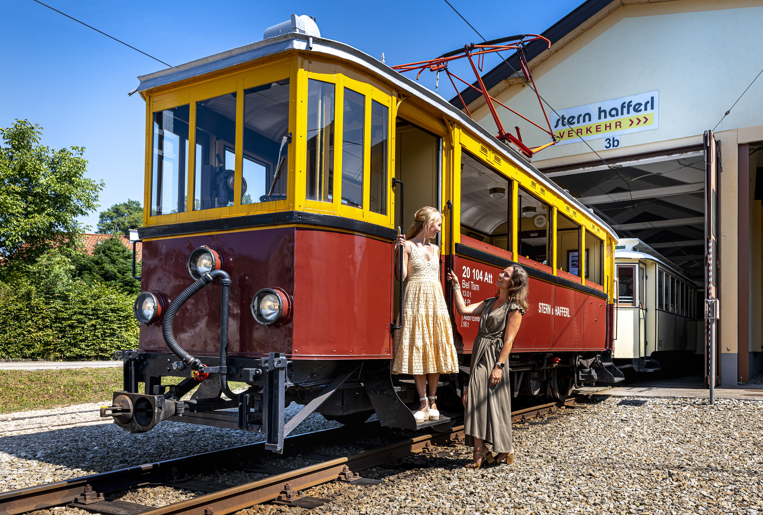 Nostalgiewägen Atterseebahn mit 2 Frauen
