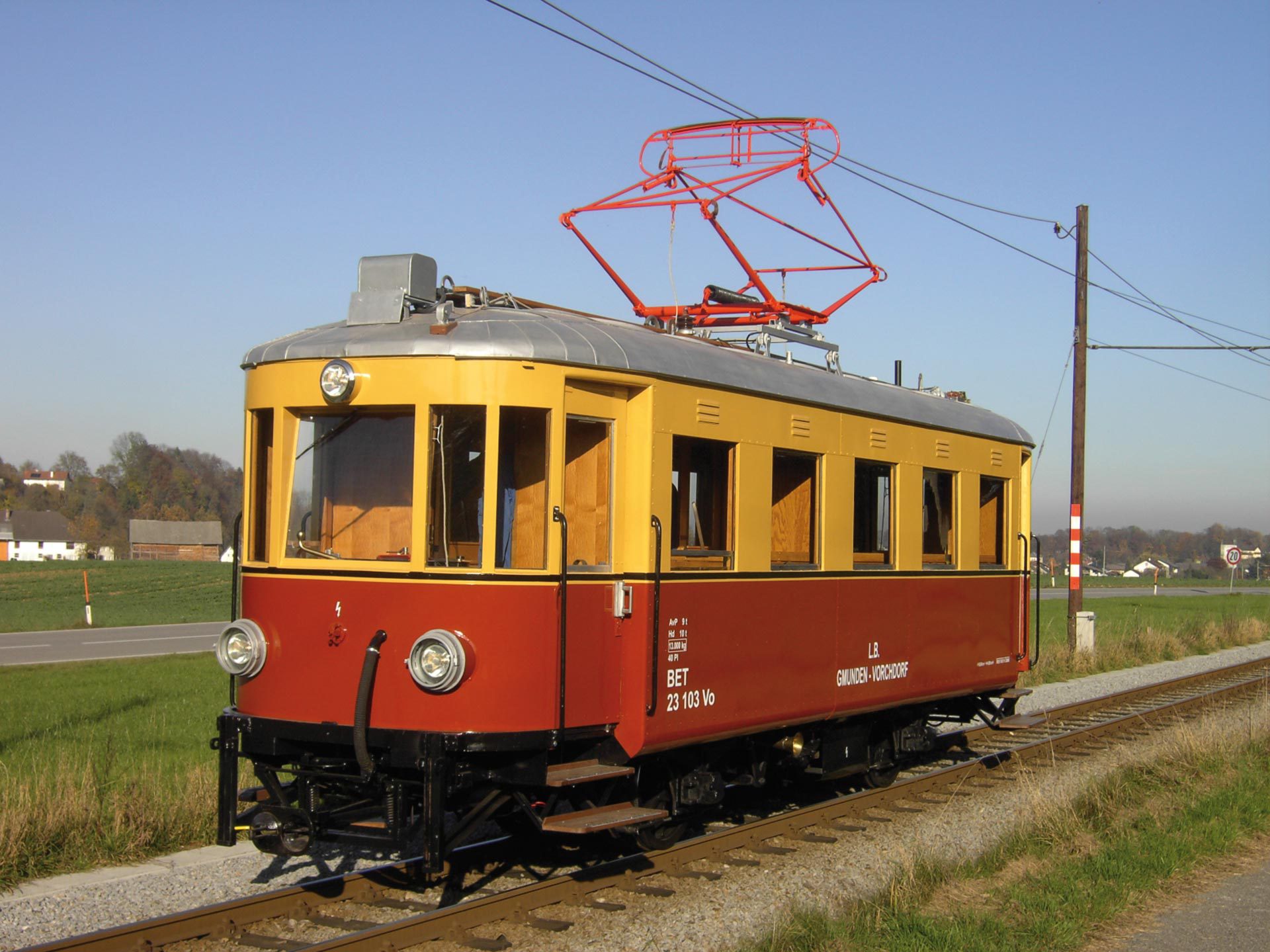 Nostalgiewagen ET 23 103 auf den Gleisen bei Sonnenschein