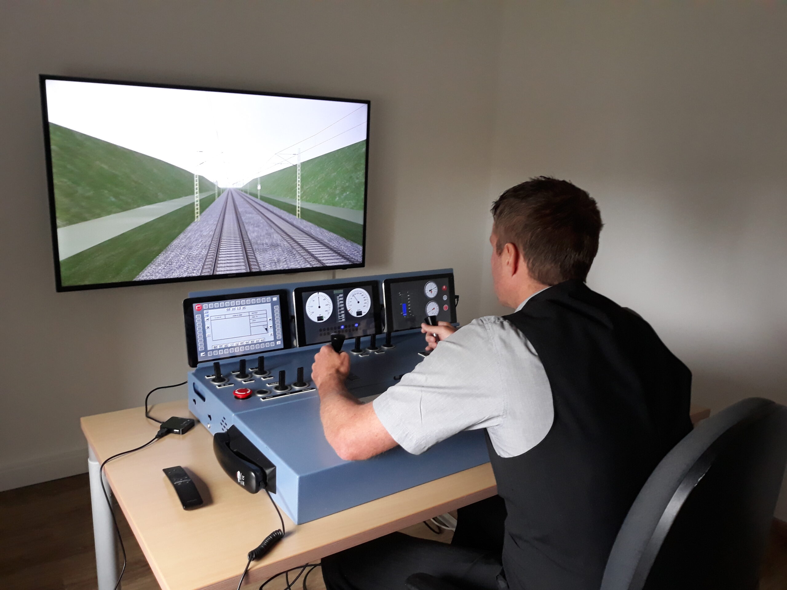 Ein Mitarbeiter sitzt bei einem Simulator