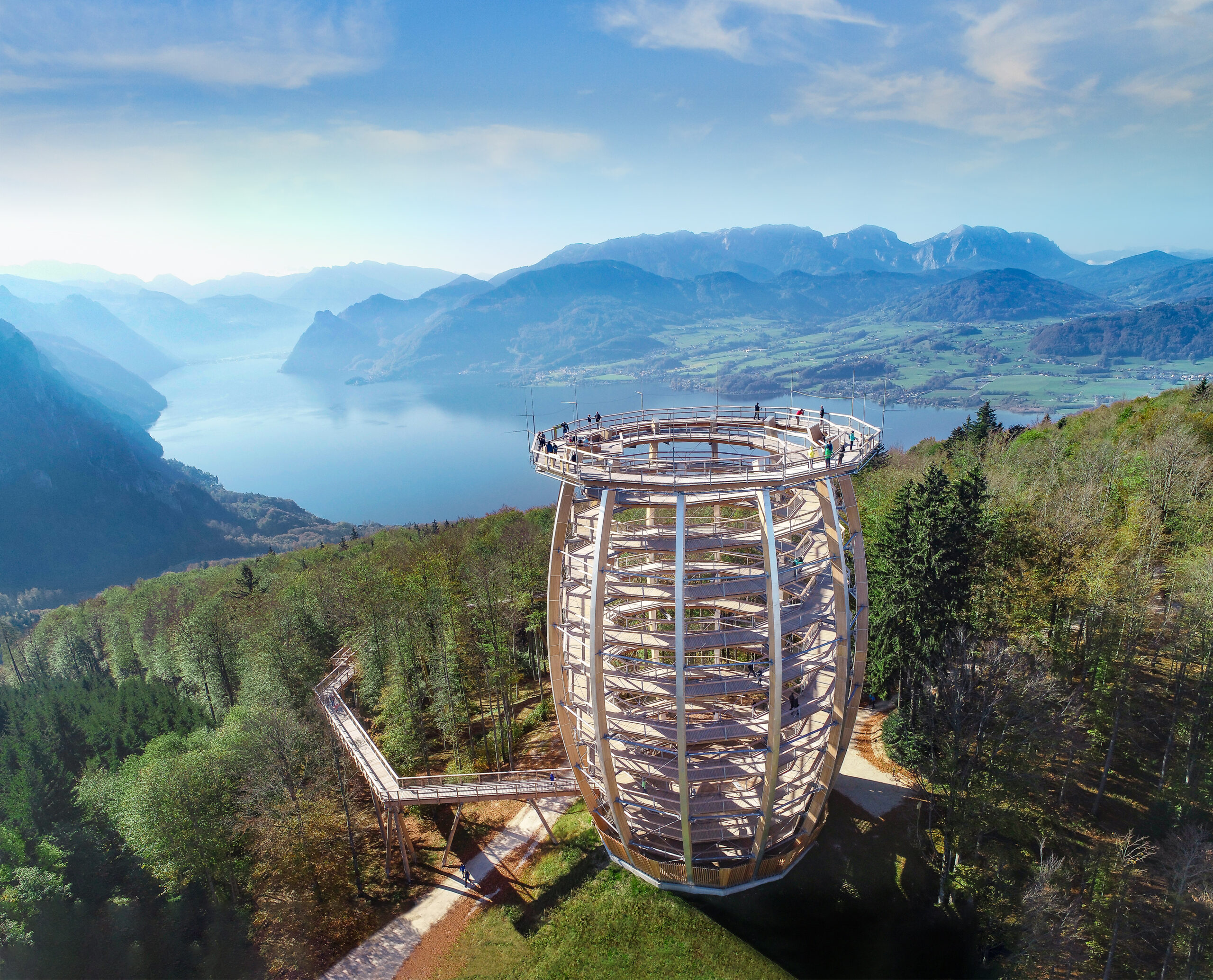 Baumwipfelpfad Salzkammergut aus der Luft, mit Traunsee und Bergpanorama im Hintergrund