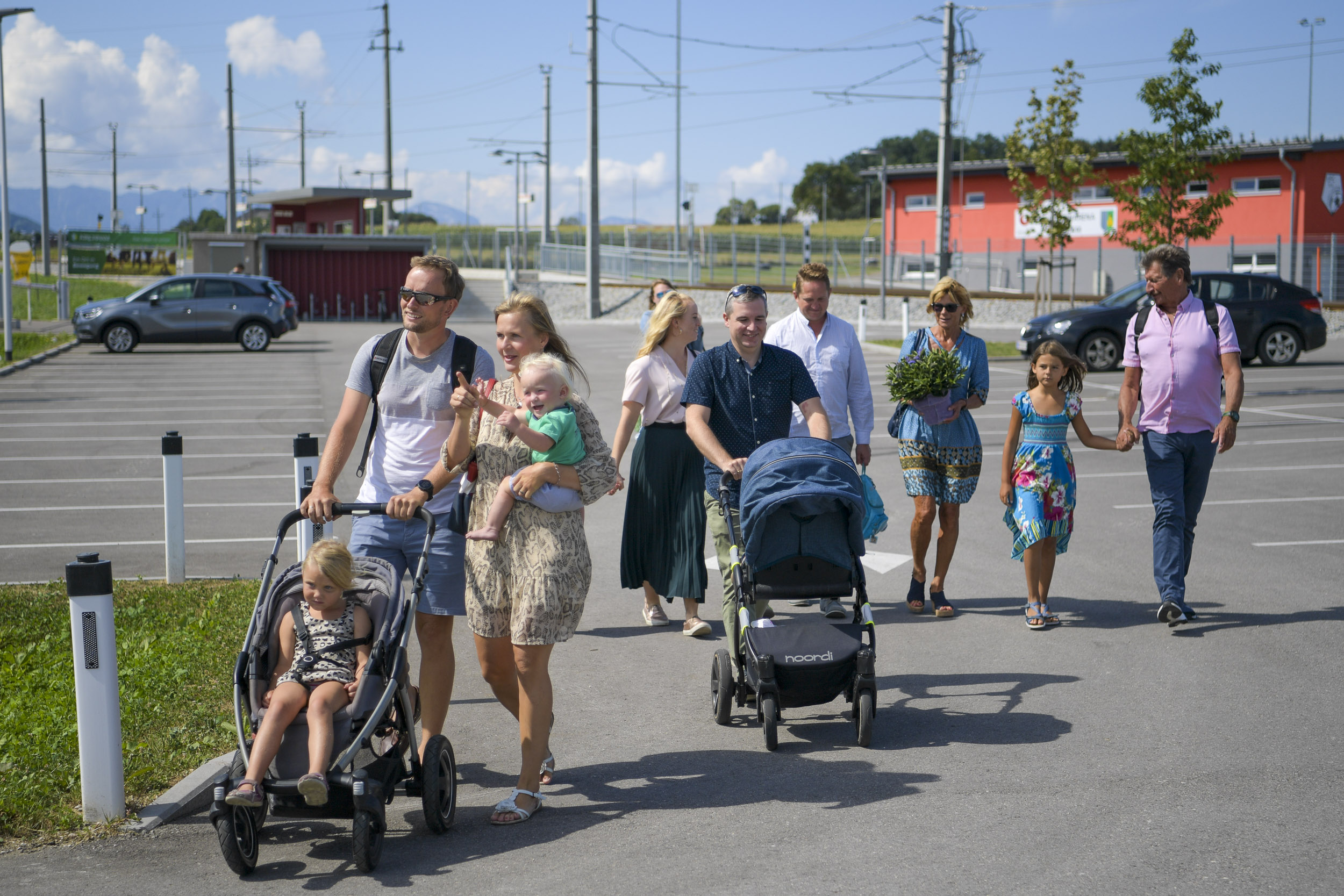 verschiedene Personen am Weg zum Gasthof Pöll