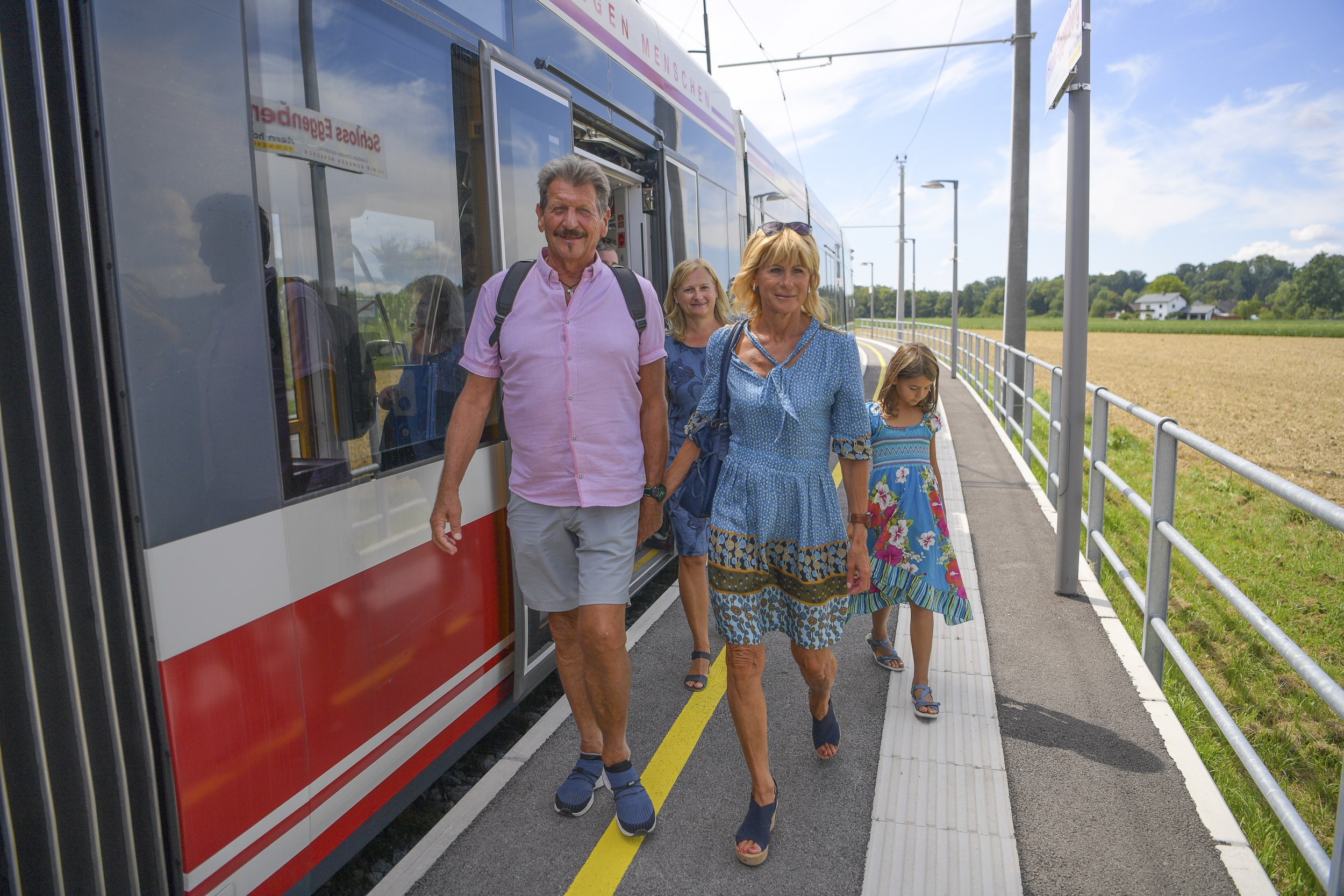 eine Familie steigt aus der Traunseetram aus