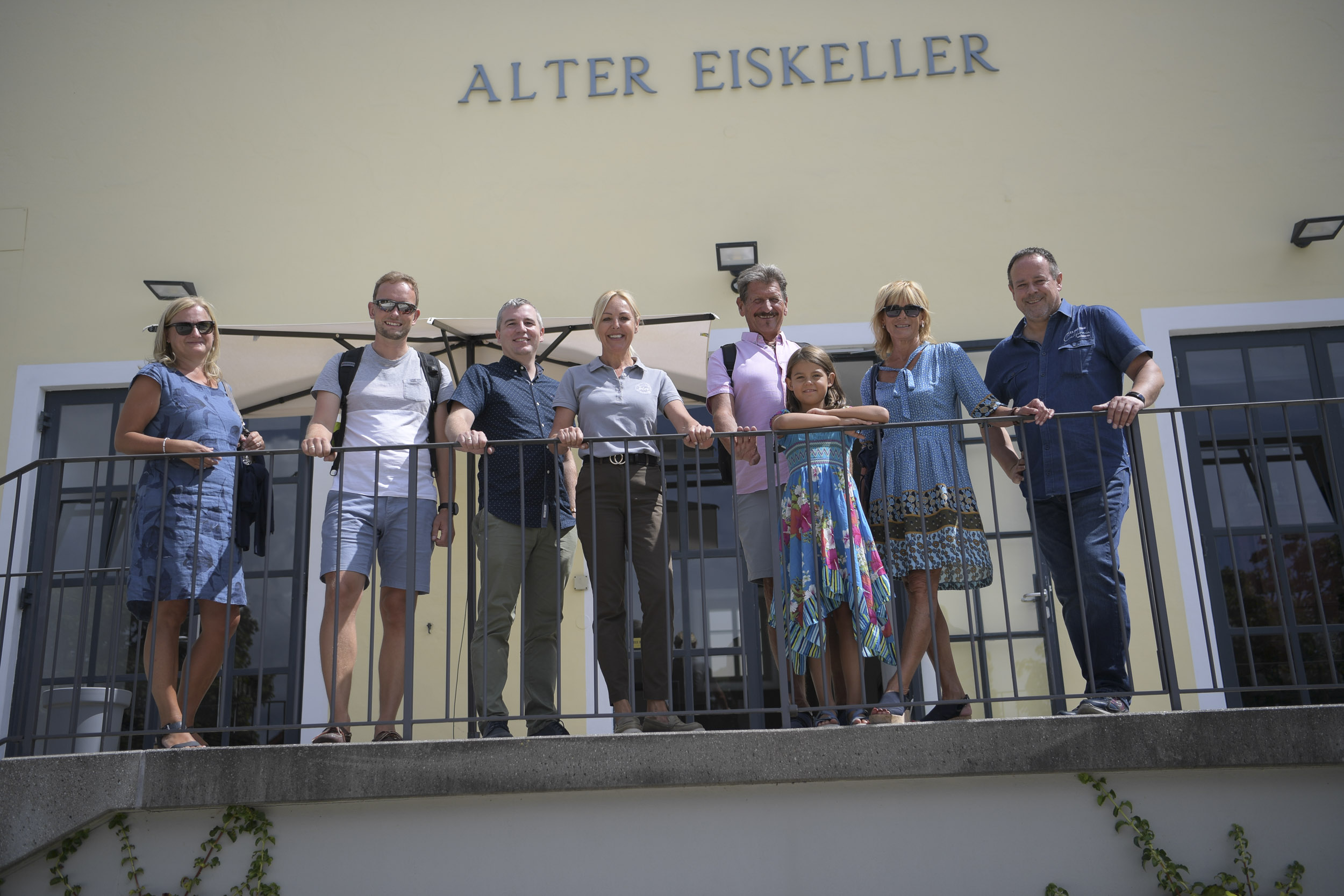 eine Personengruppe vor der Brauerei Eggenberg