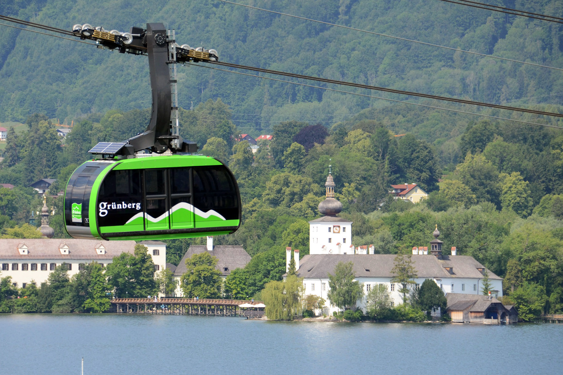 Grünberg Seilbahn vor dem Traunsee und Schloss Orth