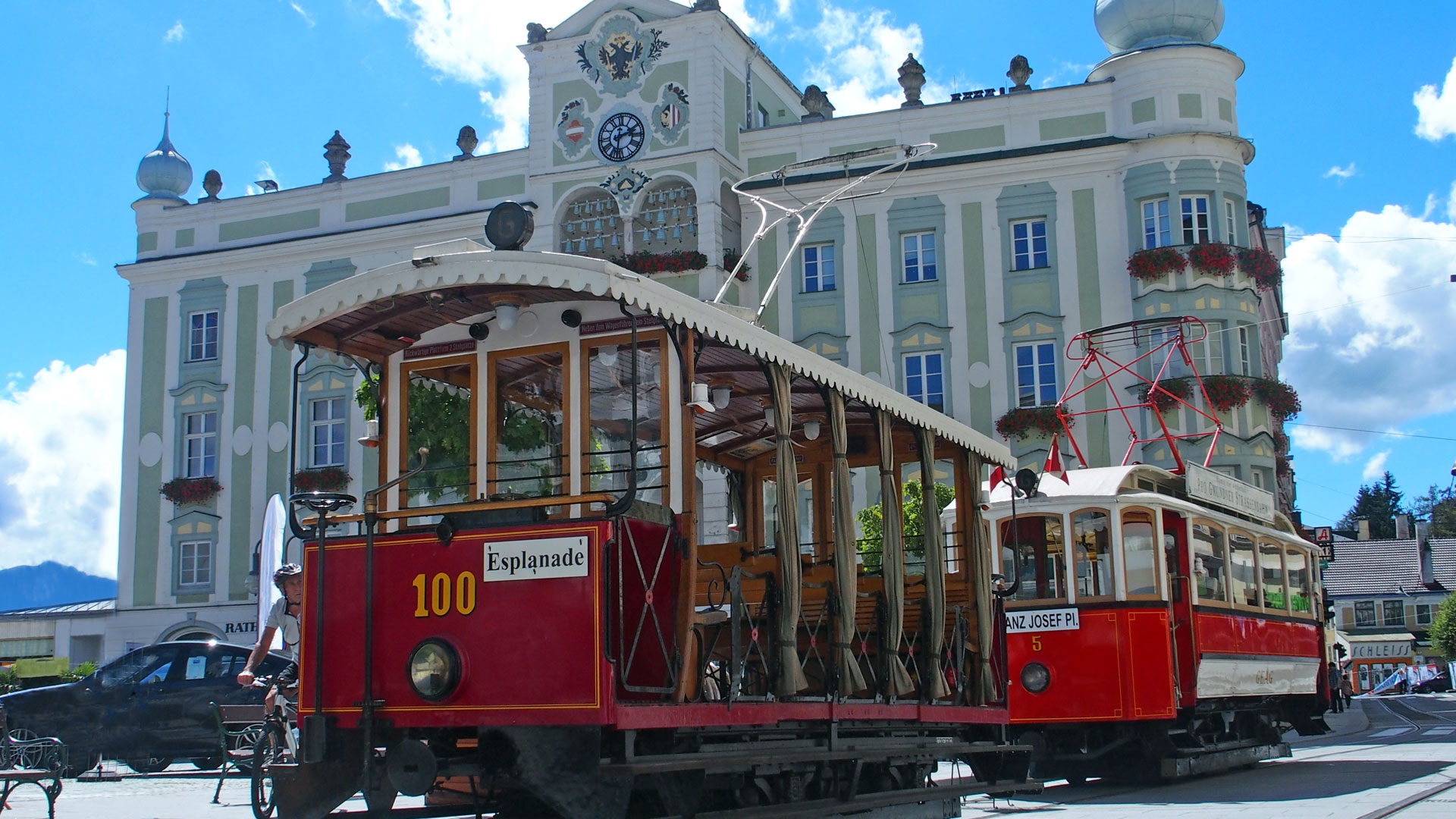 Nostalgiewagen GM100 und GM5 hintereinander in Gmunden am Rathausplatz