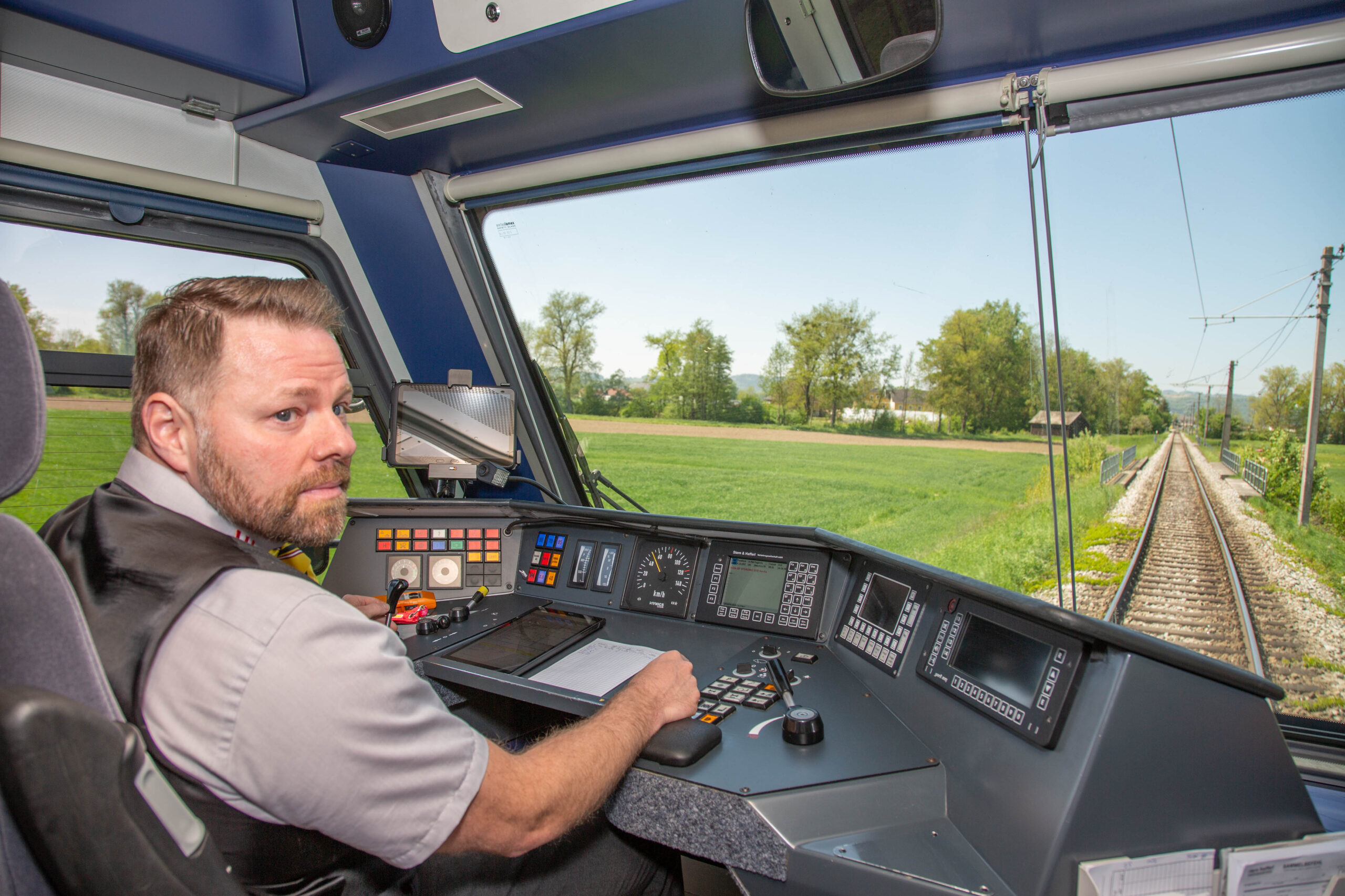 Mitarbeiter der Schulungseinrichtung fährt mit LILO