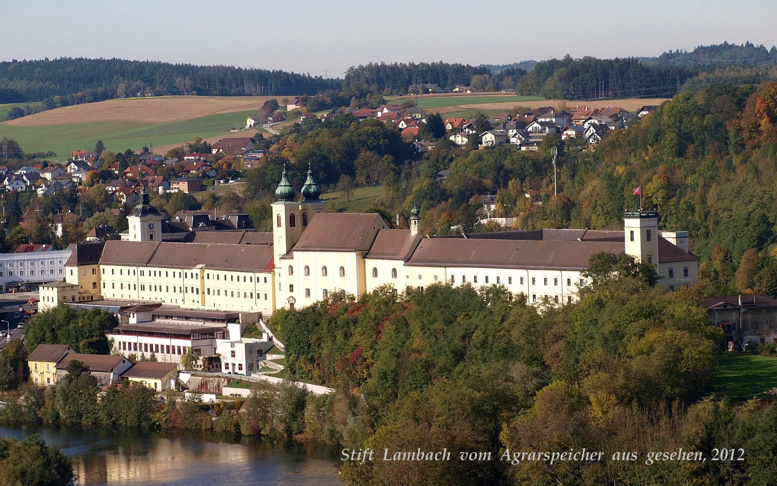 Stift Lambach von der Seite, mit dem Ort Lambach im Hintergrund