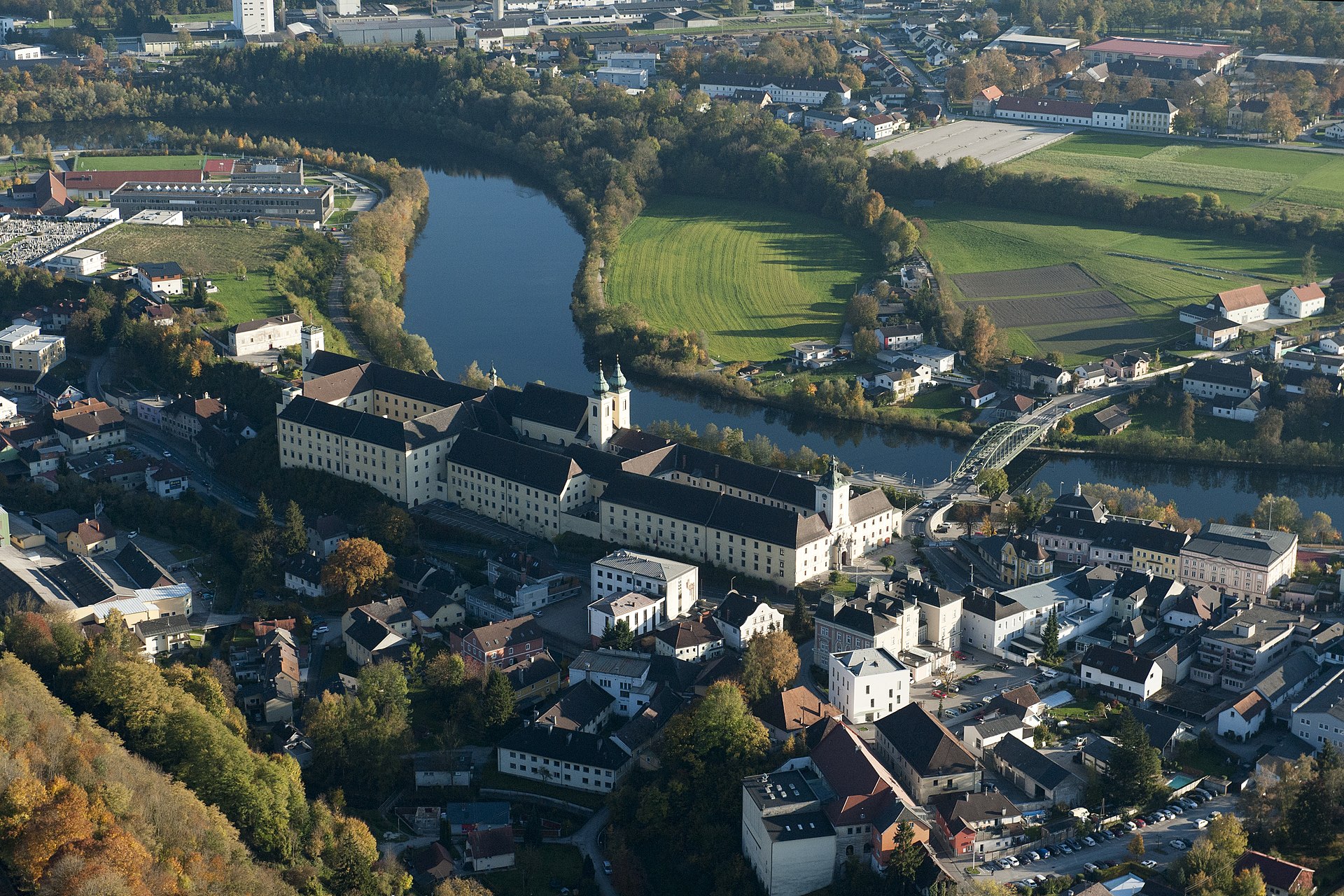 Benediktinerstift Lambach aus der Luft