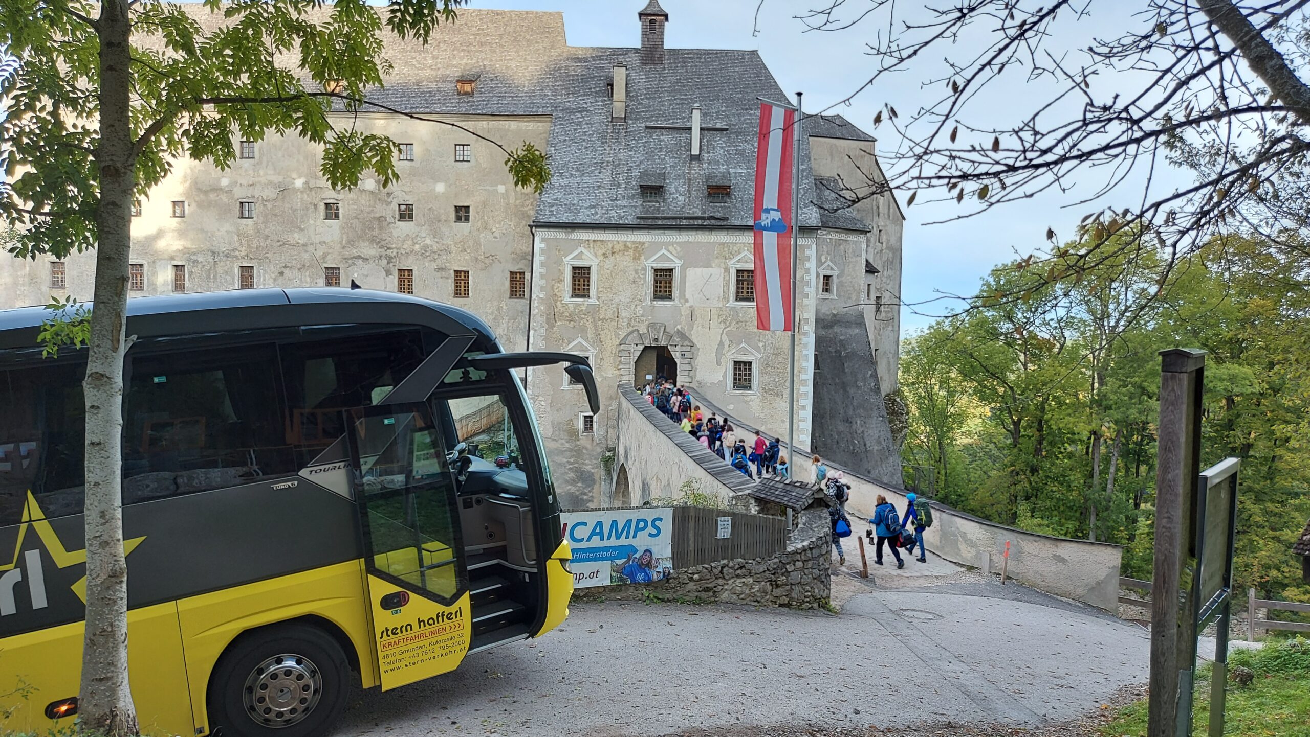 Stern & Hafferl Bus vor einer Burg