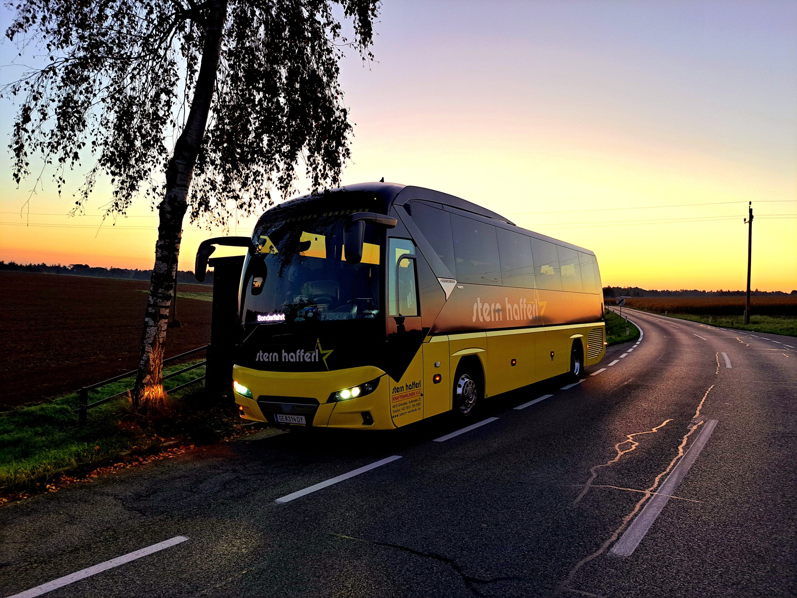 Stern & Hafferl Bus bei Sonnenuntergang