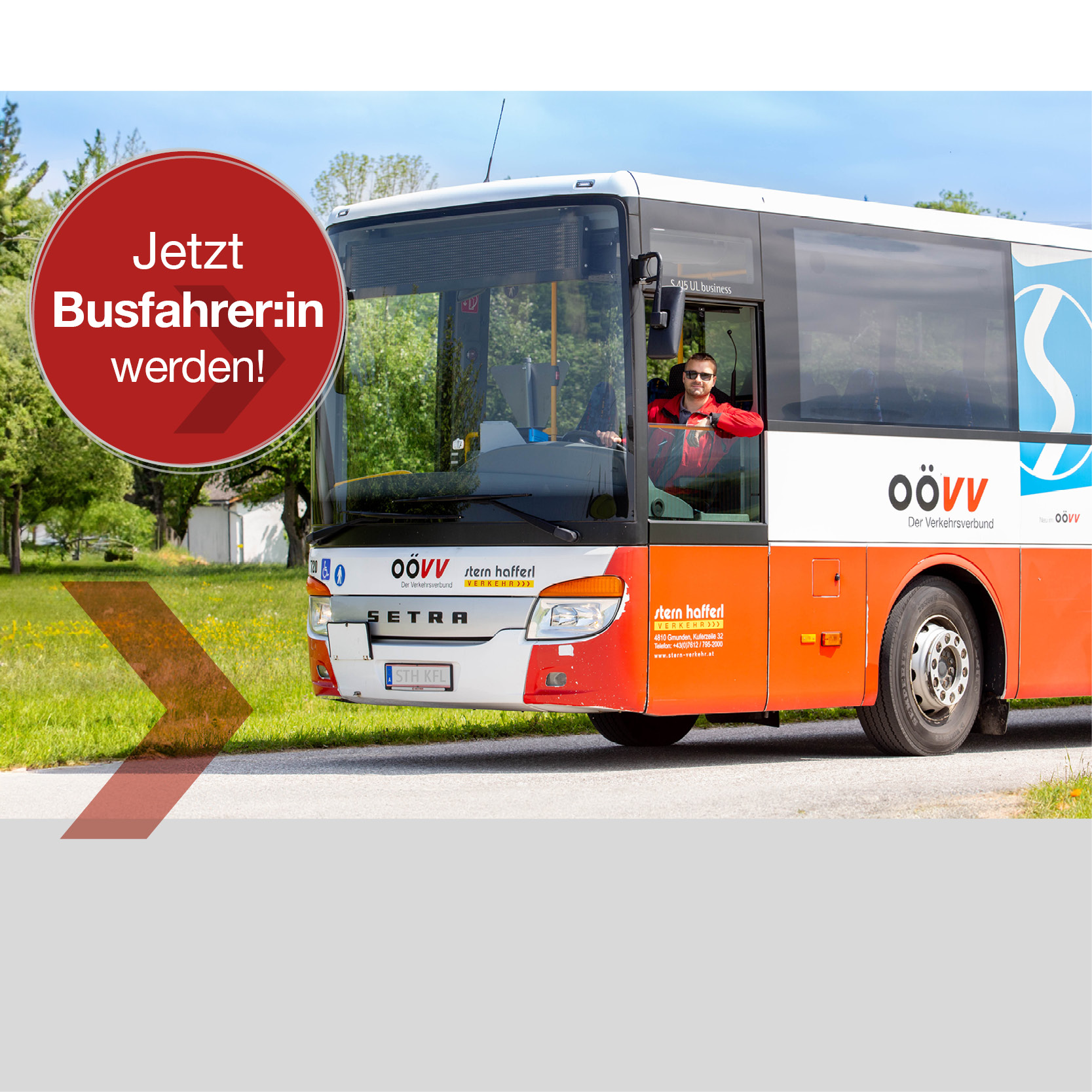 Ein Bus von der Seite mit einem Button auf dem Bild auf welchem, jetzt Busfahrer werden steht.