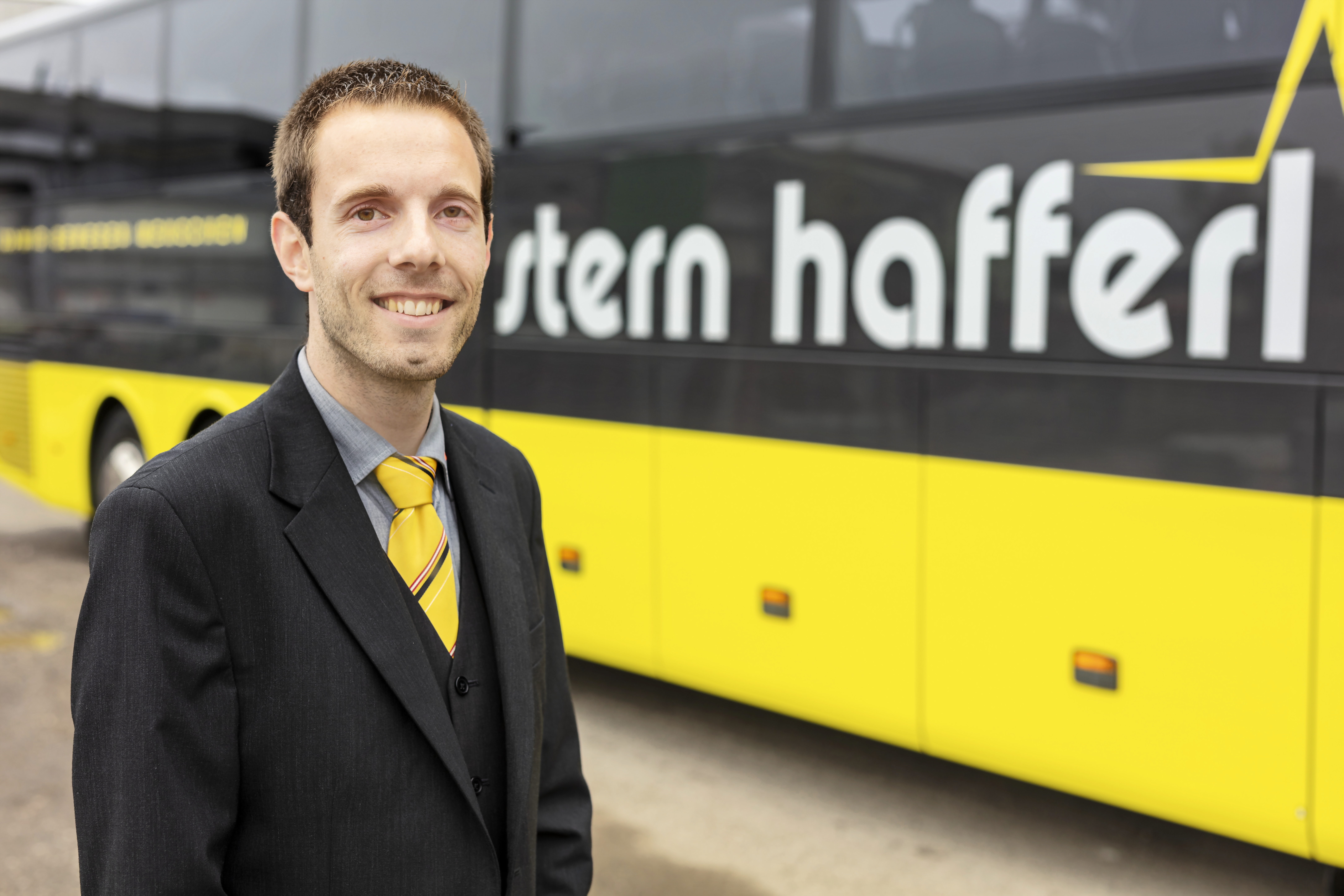 David Neumayr vor einem Stern & Hafferl Bus