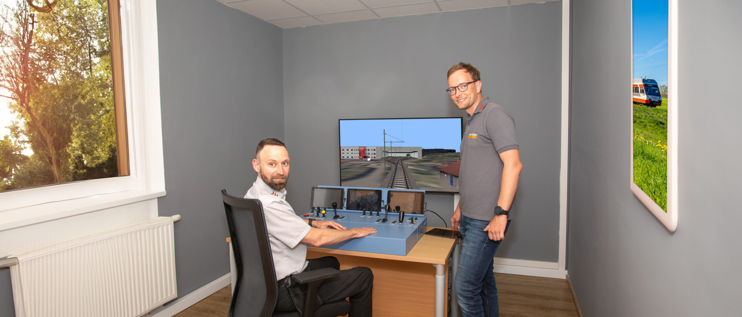 2 Mitarbeiter sitzen in der Schulungseinrichtung