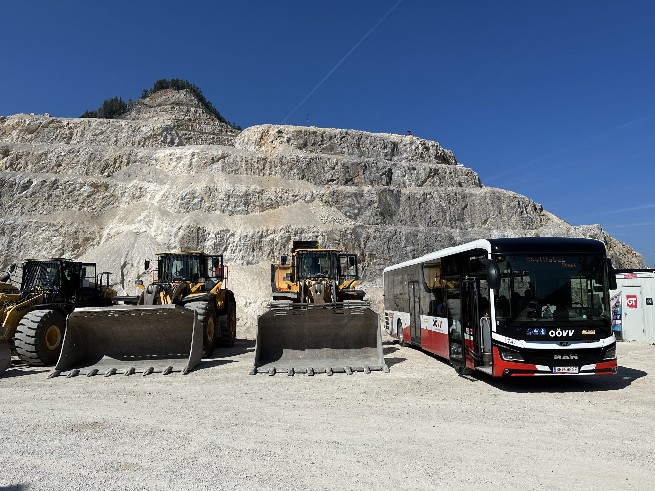 Stern & Hafferl Bus vor dem Erzberg