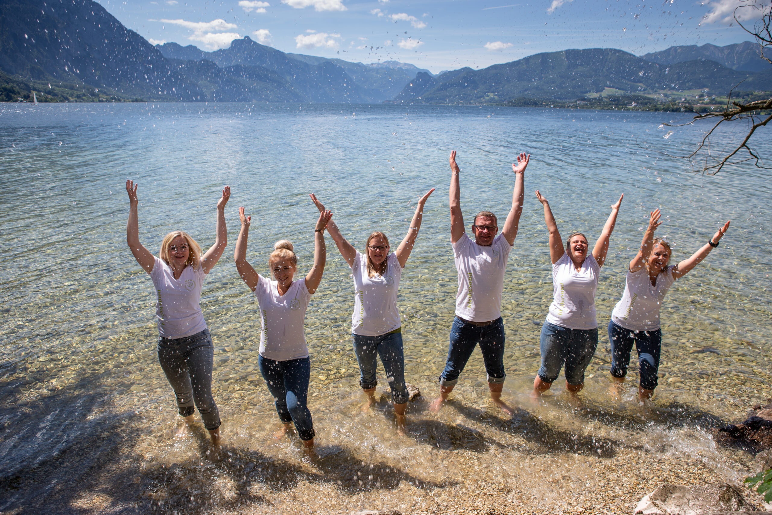 Das Team des Urkornstüberl steht im See
