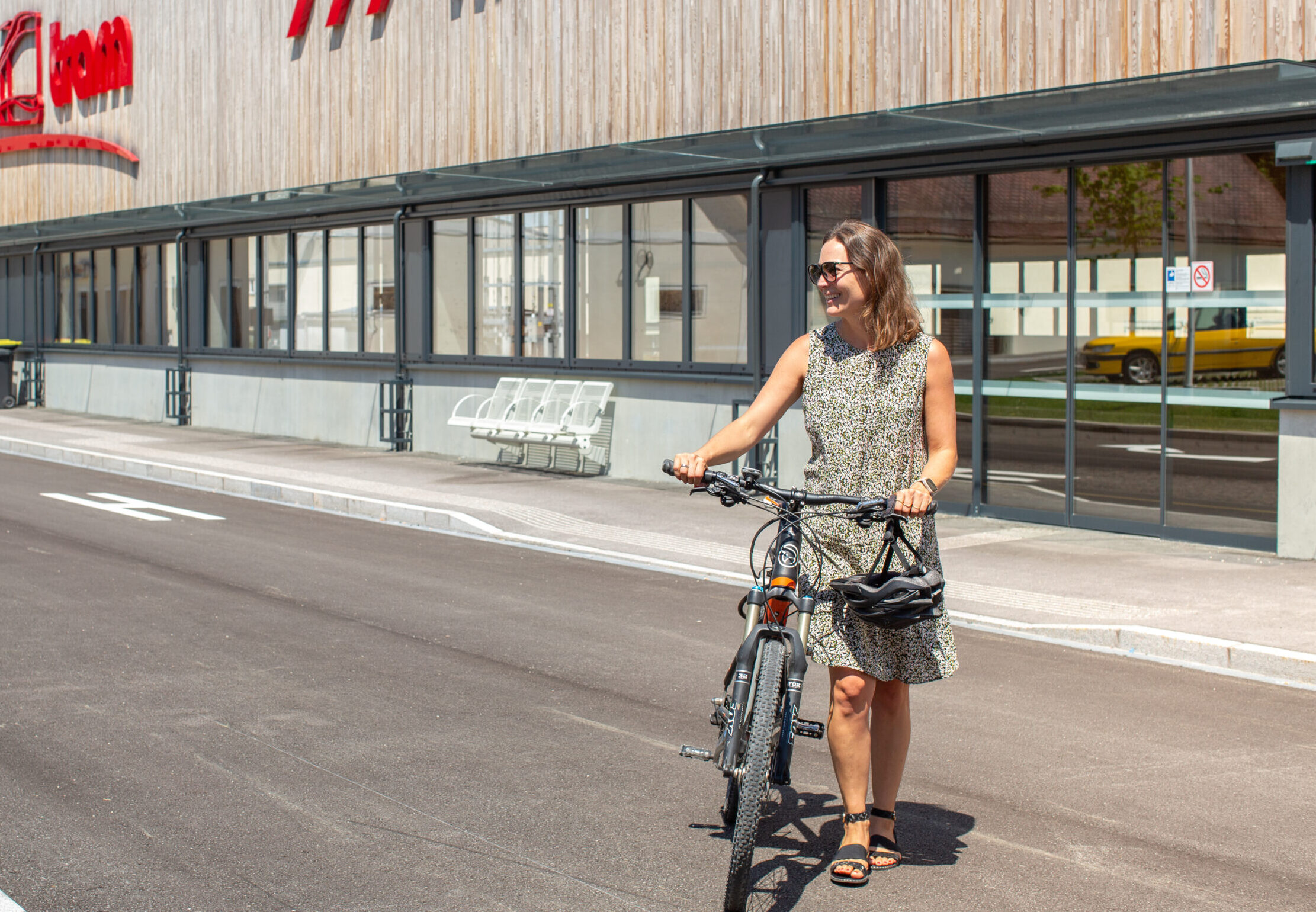 Frau mit Rad im Vordergrund