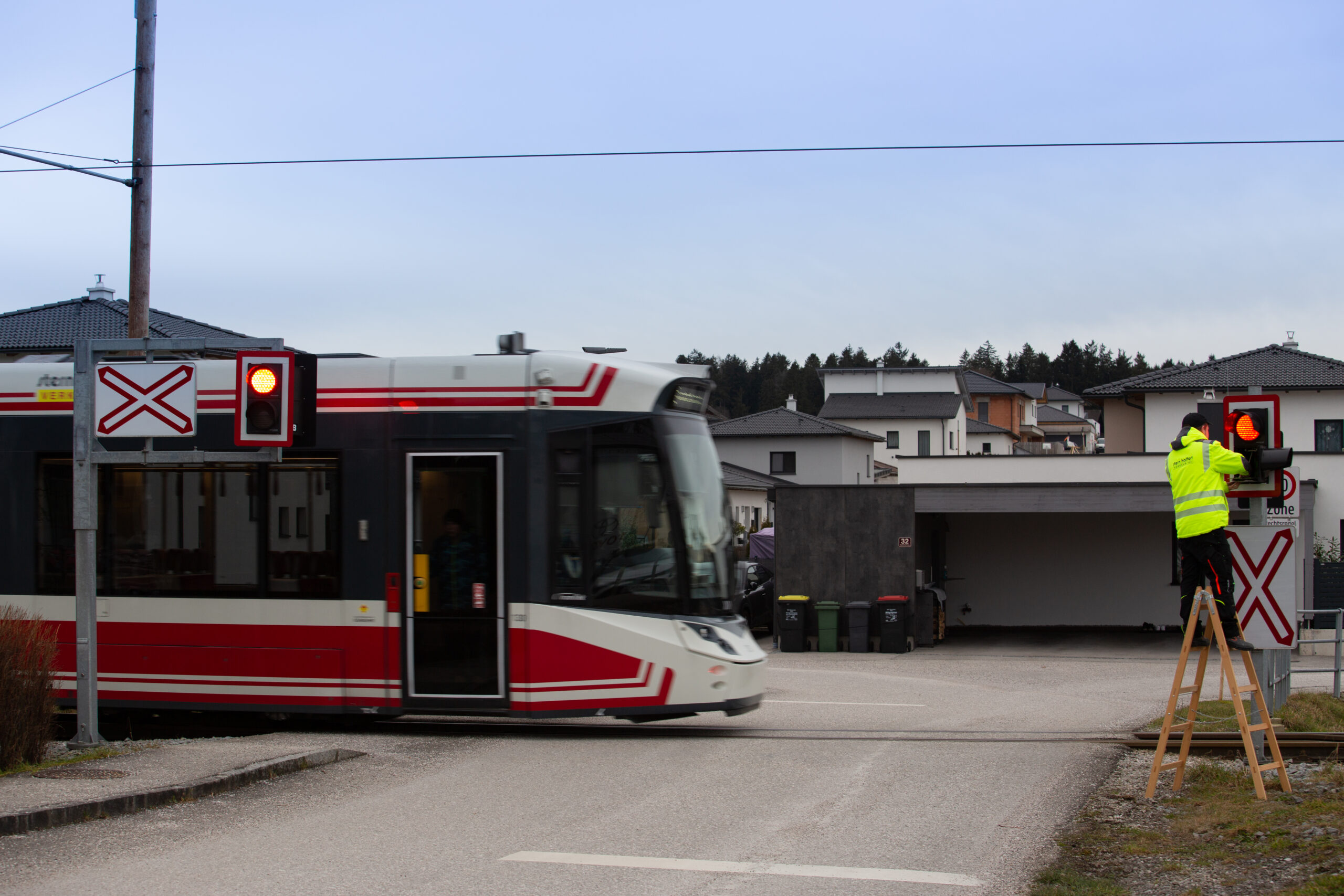 Eine Tram fährt durch die Lichtzeichenanlage