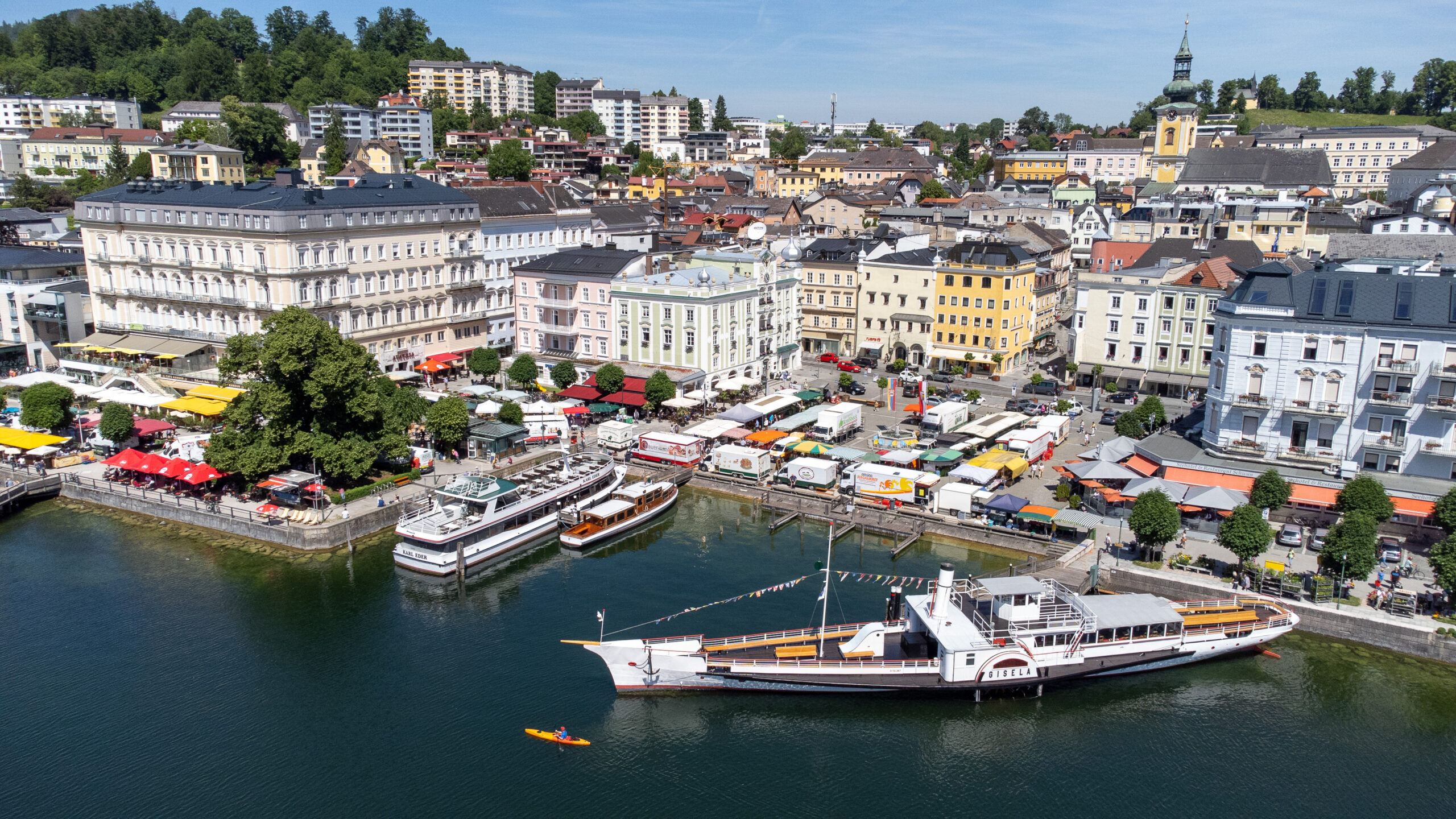 Der Wochenmarkt in Gmunden von oben mit einer Drohne aufgenommen
